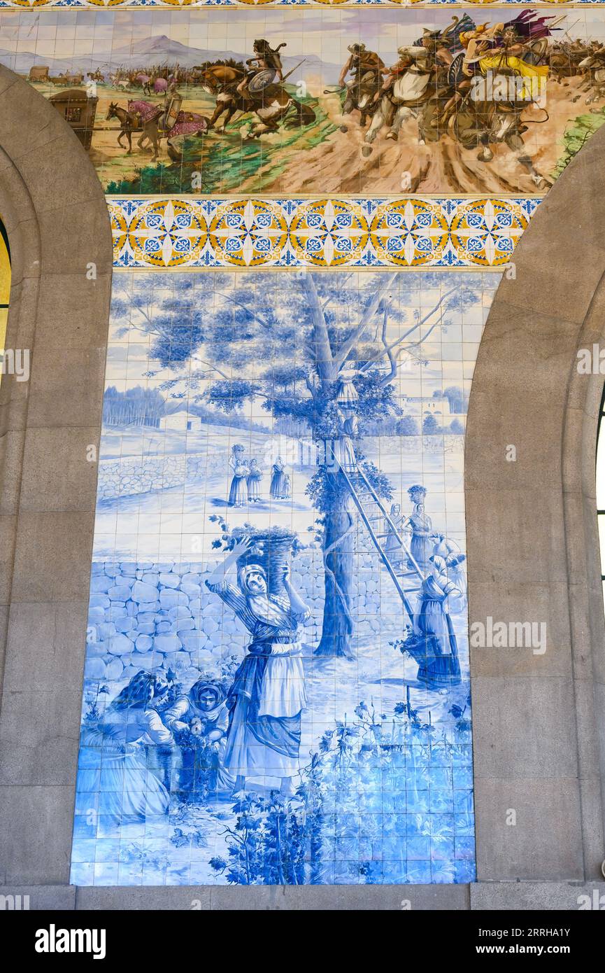 Porto, Portugal, im Inneren der antiken Architektur im Bahnhof Sao Bento. Stockfoto