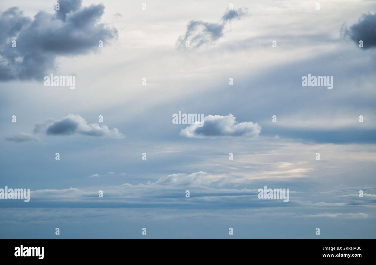 Wolken am Himmel. Vorlage für Hintergrundbild. Leichte Wolkenbedeckung mit weichem Sonnenlicht. Naturfoto Stockfoto