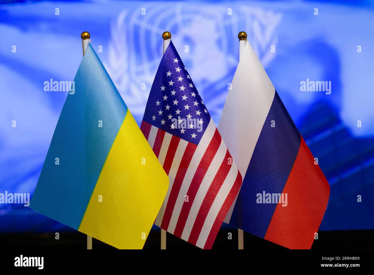 Die US-Flagge, die russische Flagge, die ukrainische Flagge. Flagge der USA, Flagge Russlands, Flagge der Ukraine. Die Vereinigten Staaten von Amerika und die Russische Föderation Stockfoto