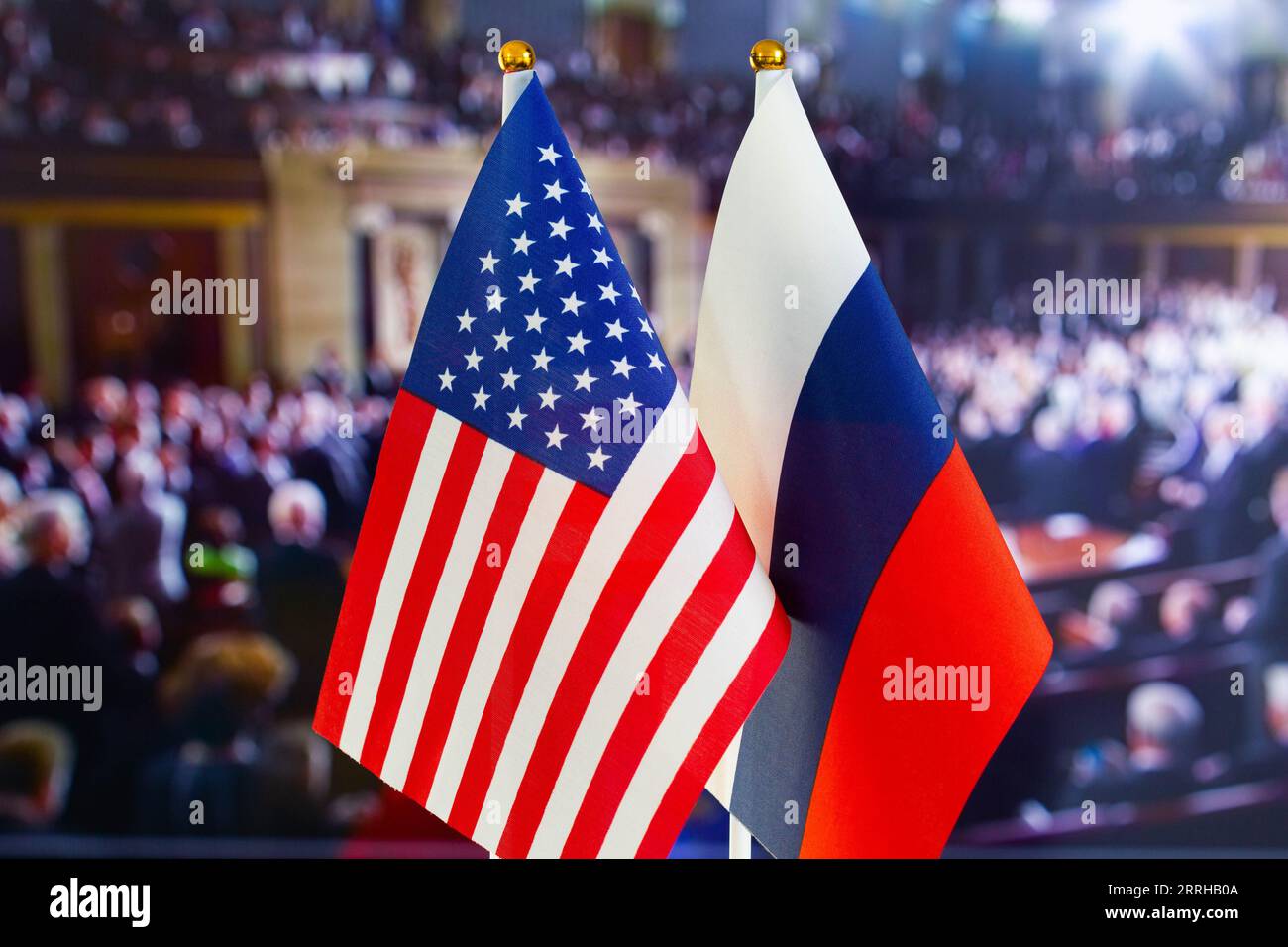 Die US-Flagge, die russische Flagge. Flagge der USA, Flagge Russlands. Die Vereinigten Staaten von Amerika und die Russische Föderation Konfrontation. Russlands Invasion Stockfoto
