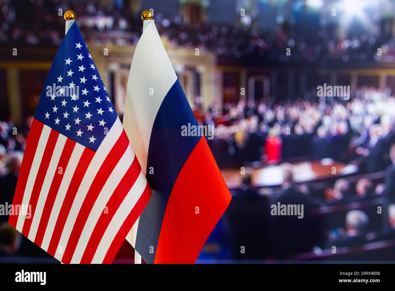 Die US-Flagge, die russische Flagge mit Platz für Text. Flagge der USA, Flagge Russlands. Die Konfrontation zwischen den Vereinigten Staaten von Amerika und der Russischen Föderation Stockfoto