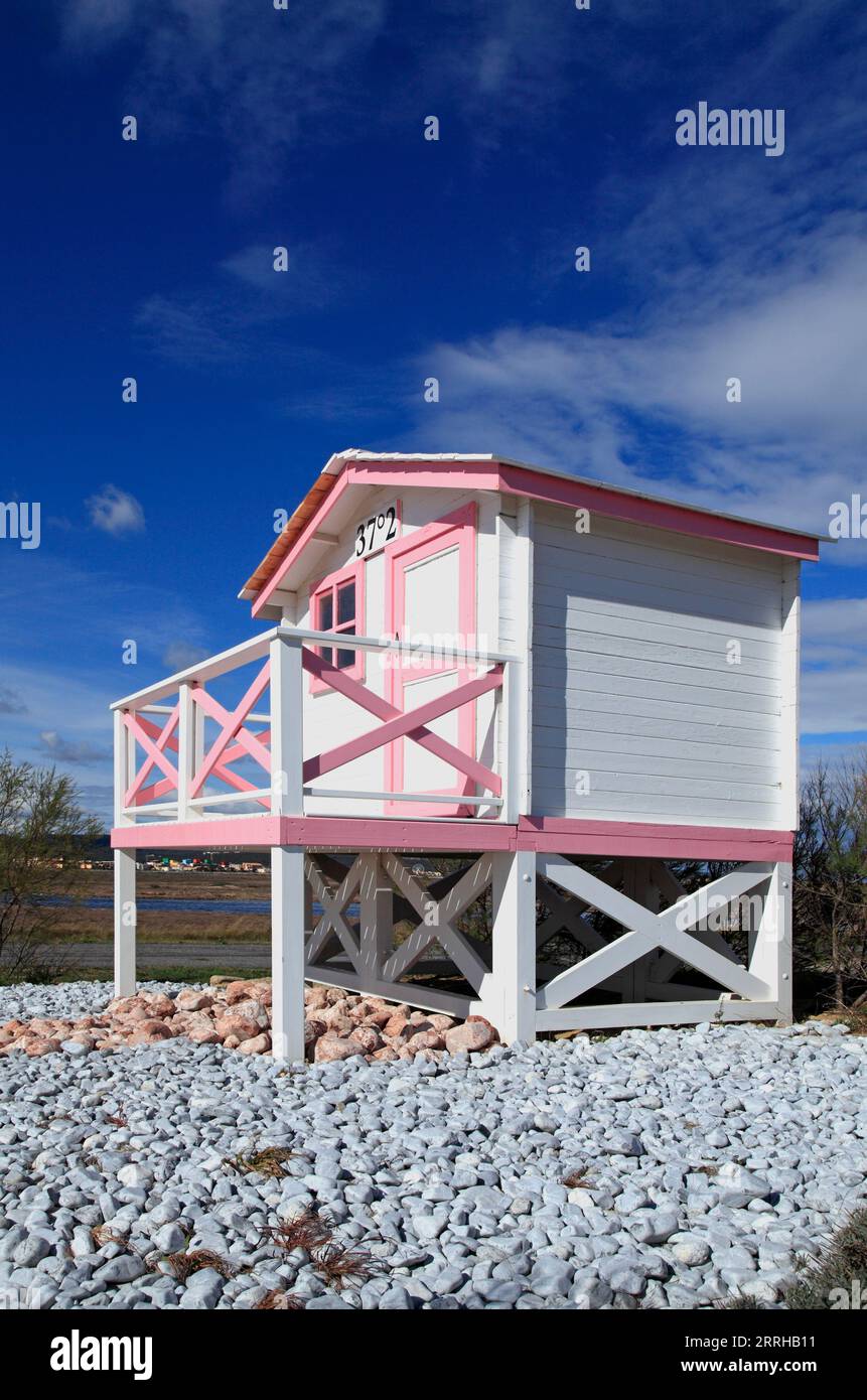 Nachbildung eines Chalets am Strand von Chalets. Hommage an Luc Bessons Film: 37°2. Gruissan, Occitanie, Frankreich Stockfoto