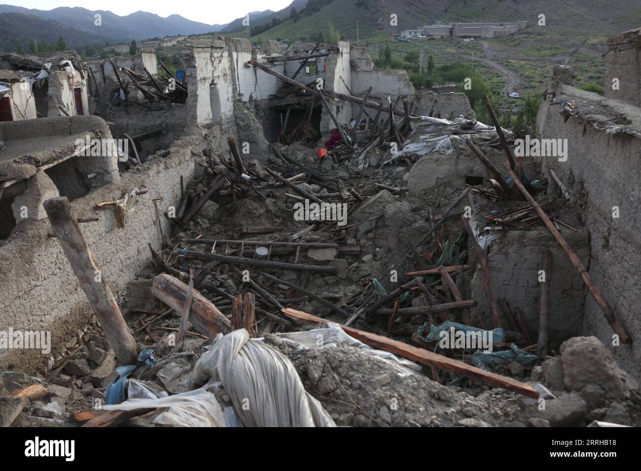 220624 -- PAKTIKA, 24. Juni 2022 -- Foto vom 23. Juni 2022 zeigt Häuser, die bei einem Erdbeben in der Provinz Paktika, Afghanistan, beschädigt wurden. Bei dem Erdbeben der Stärke 5,9, das Teile Afghanistans, einschließlich der Hauptstadt Kabul, Anfang Mittwoch erschütterte, wurden mehr als 1.000 Menschen, darunter Frauen und Kinder, als tot bestätigt und über 1.500 weitere verletzt in Paktika und den benachbarten Khost-Provinzen. Foto von /Xinhua AFGHANISTAN-PAKTIKA-EARTHQUAKE SaifurahmanxSafi PUBLICATIONxNOTxINxCHN Stockfoto