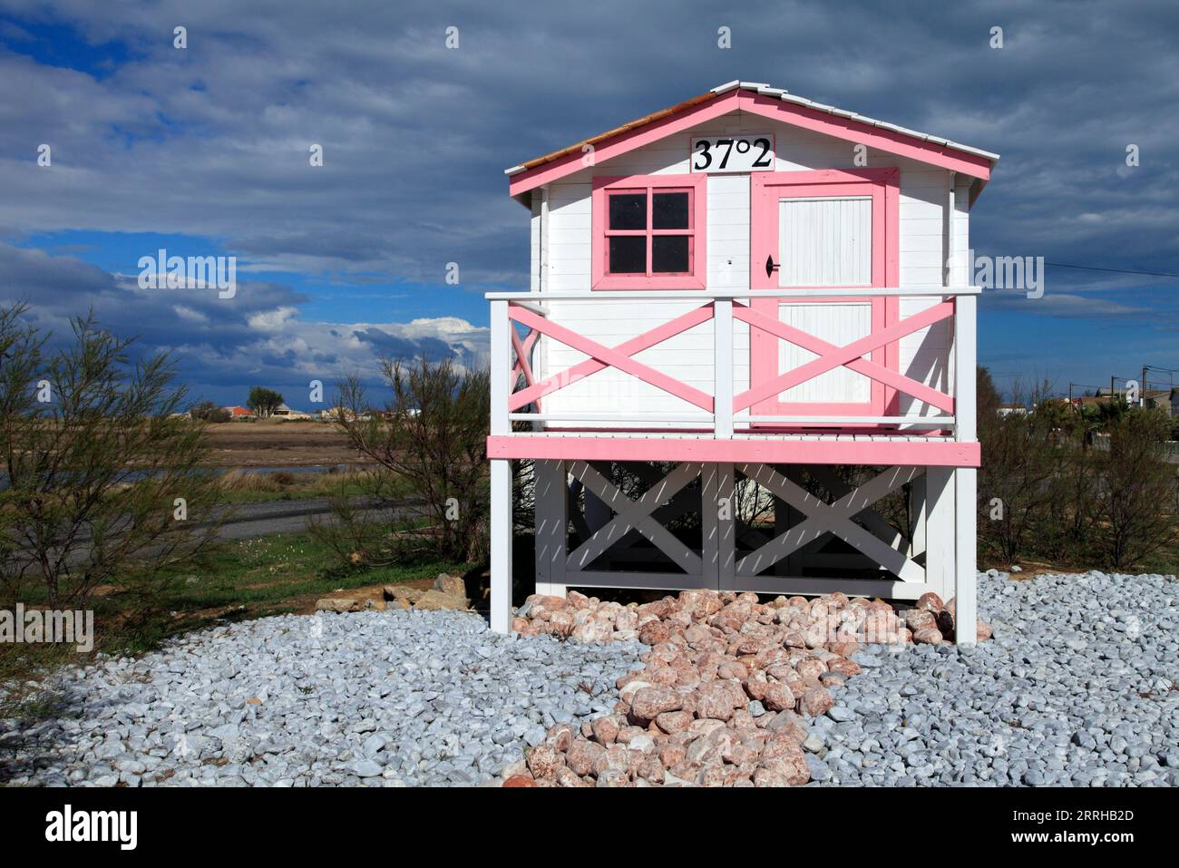 Nachbildung eines Chalets am Strand von Chalets. Hommage an Luc Bessons Film: 37°2. Gruissan, Occitanie, Frankreich Stockfoto