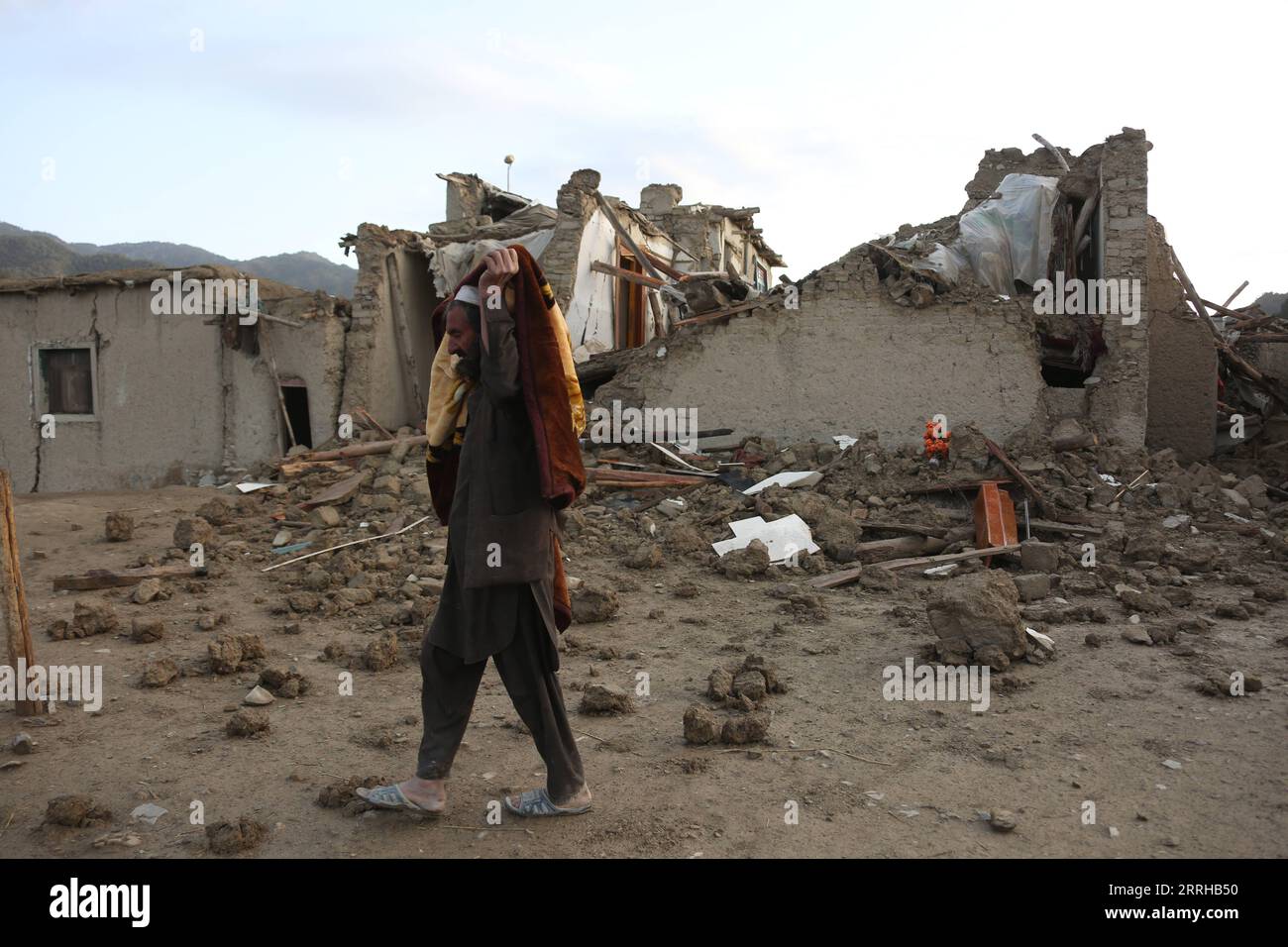 220624 -- PAKTIKA, 24. Juni 2022 -- Foto vom 23. Juni 2022 zeigt Häuser, die bei einem Erdbeben in der Provinz Paktika, Afghanistan, beschädigt wurden. Bei dem Erdbeben der Stärke 5,9, das Teile Afghanistans, einschließlich der Hauptstadt Kabul, Anfang Mittwoch erschütterte, wurden mehr als 1.000 Menschen, darunter Frauen und Kinder, als tot bestätigt und über 1.500 weitere verletzt in Paktika und den benachbarten Khost-Provinzen. Foto von /Xinhua AFGHANISTAN-PAKTIKA-EARTHQUAKE SaifurahmanxSafi PUBLICATIONxNOTxINxCHN Stockfoto
