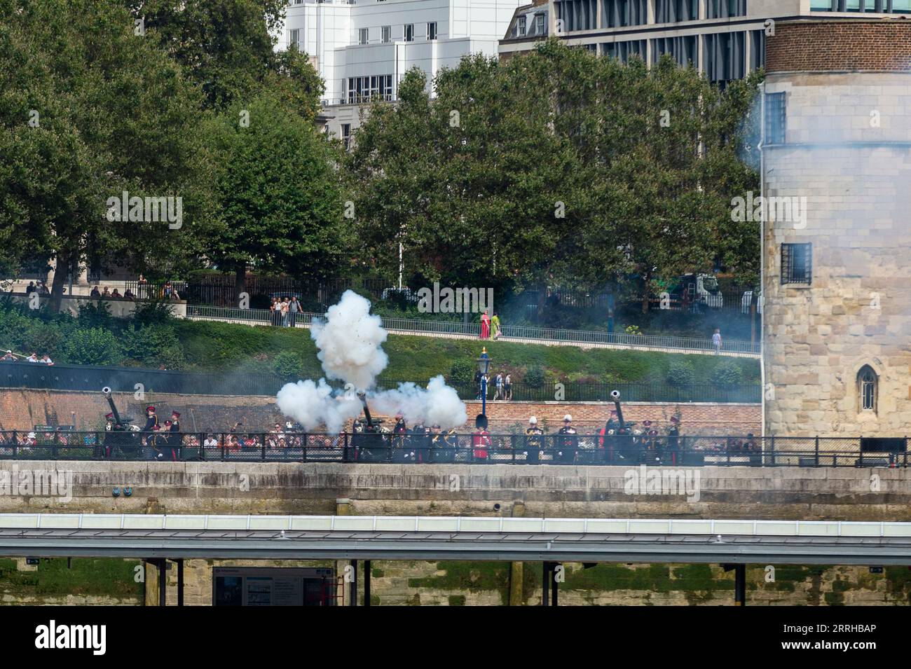 London, Großbritannien. 8. September 2023. Die Mitglieder der Honourable Artillery Company halten einen 62-Kanonen-Gruß vor dem Tower of London, um den Jahrestag von König Karls Thronbesteigung am 8. September 2022 zu begehen. Der Gun Salute ist auch der erste Todestag von Königin Elisabeth II.. Quelle: Stephen Chung / Alamy Live News Stockfoto