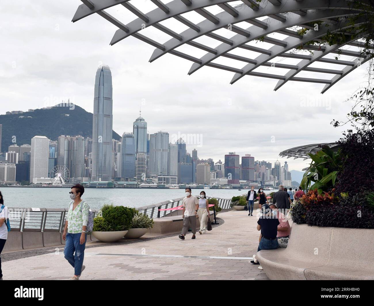 220624 -- HONG KONG, 24. Juni 2022 -- Leute besuchen die Avenue of Stars am Victoria Harbor in Hong Kong, Südchina, 18. Mai 2022. In diesem Jahr jährt sich die Rückkehr Hongkongs ins Mutterland zum 25. Mal. HKSAR 25 INA-HONG KONG-RÜCKKEHR INS MUTTERLAND-25 JAHRE STADTBLICK CN LOXPINGXFAI PUBLICATIONXNOTXINXCHN Stockfoto