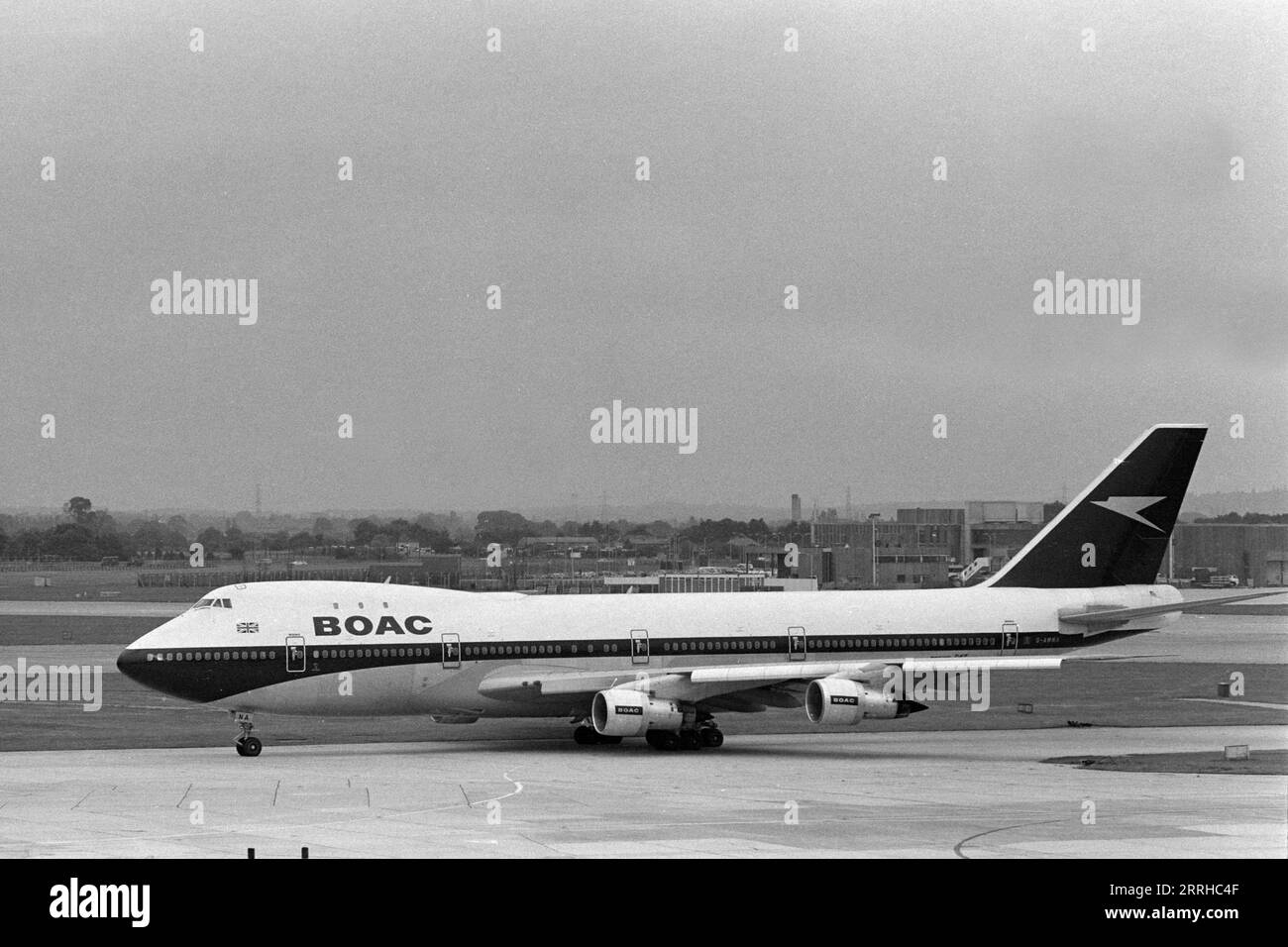 BOAC Boeing 747 „Jumbo Jet“, G-AWNA, Seitenansicht auf dem Rollweg, Flughafen Heathrow, London, England, UK 1971. Dieses Flugzeug war das erste 747, das 1970 an BOAC geliefert wurde und 1998 vom British Airways-Dienst ausgemustert wurde. Stockfoto