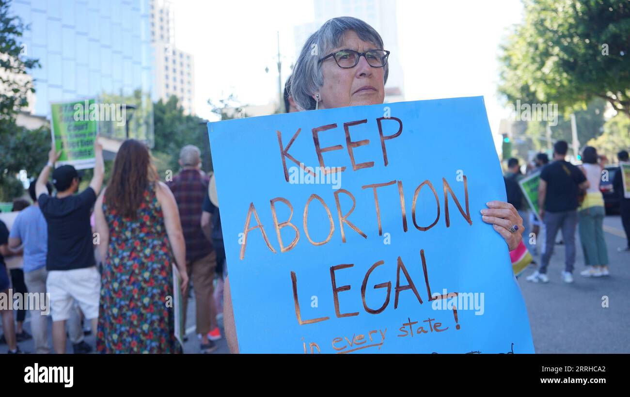 220625 -- LOS ANGELES, 25. Juni 2022 -- Demonstranten versammeln sich vor dem Bundesgericht in Downtown Los Angeles, Kalifornien, USA, 24. Juni 2022. Der Oberste Gerichtshof der Vereinigten Staaten hat am Freitag Roe v. Wade aufgehoben, eine richtungsweisende Entscheidung, die vor fast einem halben Jahrhundert ein verfassungsmäßiges Recht auf Abtreibung in der Nation begründet hat. Foto von /Xinhua U.S.-LOS ANGELES-SUPREME COURT-ABORTION RIGHTS-PROTEST ZengxHui PUBLICATIONxNOTxINxCHN Stockfoto