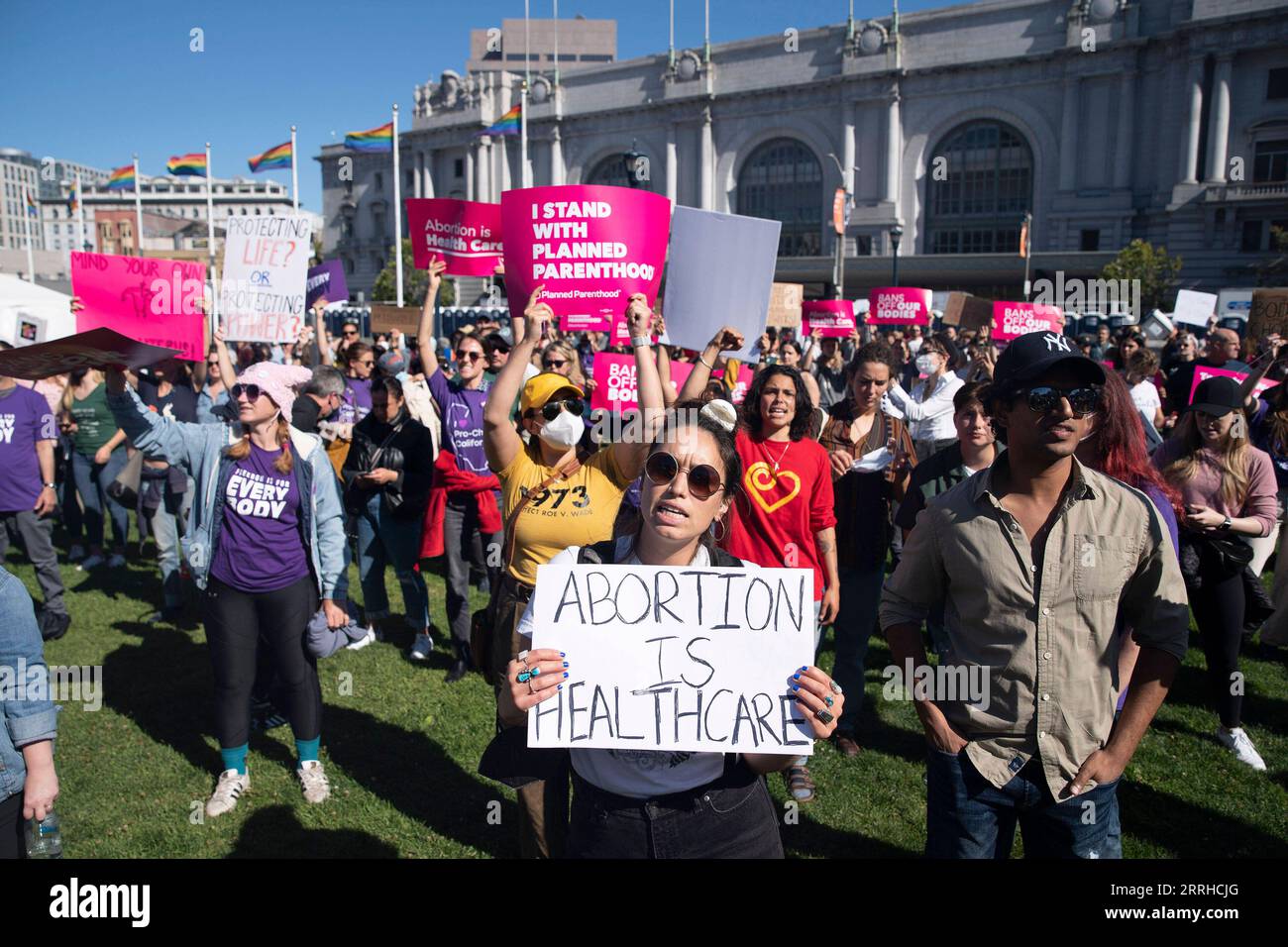 220625 -- SAN FRANCISCO, 25. Juni 2022 -- Demonstranten protestieren gegen die Aufhebung des Urteils über die Abtreibungsrechte von Roe vs. Wade durch den Obersten Gerichtshof in San Francisco, Kalifornien, USA, am 24. Juni 2022. Der Oberste Gerichtshof der Vereinigten Staaten hat am Freitag Roe v. Wade aufgehoben, eine richtungsweisende Entscheidung, die vor fast einem halben Jahrhundert ein verfassungsmäßiges Recht auf Abtreibung in der Nation begründet hat. Foto von /Xinhua U.S.-CALIFORNIA-SUPREME COURT-ABORTION RIGHTS-PROTEST LixJianguo PUBLICATIONxNOTxINxCHN Stockfoto