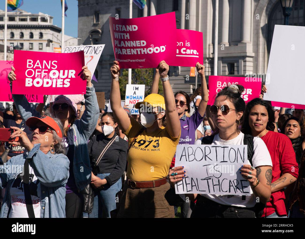 220625 -- SAN FRANCISCO, 25. Juni 2022 -- Demonstranten protestieren gegen die Aufhebung des Urteils über die Abtreibungsrechte von Roe vs. Wade durch den Obersten Gerichtshof in San Francisco, Kalifornien, USA, am 24. Juni 2022. Der Oberste Gerichtshof der Vereinigten Staaten hat am Freitag Roe v. Wade aufgehoben, eine richtungsweisende Entscheidung, die vor fast einem halben Jahrhundert ein verfassungsmäßiges Recht auf Abtreibung in der Nation begründet hat. Foto von /Xinhua U.S.-CALIFORNIA-SUPREME COURT-ABORTION RIGHTS-PROTEST LixJianguo PUBLICATIONxNOTxINxCHN Stockfoto