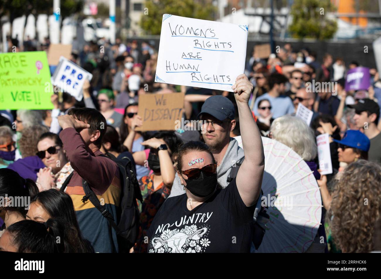 220625 -- SAN FRANCISCO, 25. Juni 2022 -- Demonstranten protestieren gegen die Aufhebung des Urteils über die Abtreibungsrechte von Roe vs. Wade durch den Obersten Gerichtshof in San Francisco, Kalifornien, USA, am 24. Juni 2022. Der Oberste Gerichtshof der Vereinigten Staaten hat am Freitag Roe v. Wade aufgehoben, eine richtungsweisende Entscheidung, die vor fast einem halben Jahrhundert ein verfassungsmäßiges Recht auf Abtreibung in der Nation begründet hat. Foto von /Xinhua U.S.-CALIFORNIA-SUPREME COURT-ABORTION RIGHTS-PROTEST LixJianguo PUBLICATIONxNOTxINxCHN Stockfoto