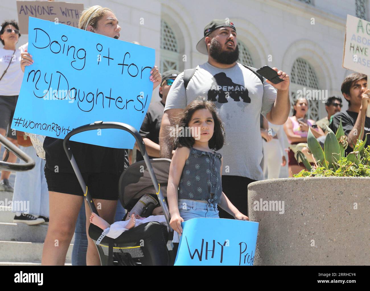 220626 -- LOS ANGELES, 26. Juni 2022 -- Demonstranten versammeln sich am 25. Juni vor dem Rathaus von Los Angeles, in der Innenstadt von Los Angeles, Kalifornien, USA, 2022. als der Oberste Gerichtshof der Vereinigten Staaten Roe v. Wade, eine richtungsweisende Entscheidung aus dem Jahr 1973, mit der ein verfassungsmäßiges Recht auf Abtreibung begründet wurde, stürzte eine Welle von Protesten und Empörung über das Land. US-LOS ANGELES-ABTREIBUNGSRECHTE-PROTEST XINHUA PUBLICATIONXNOTXINXCHN Stockfoto