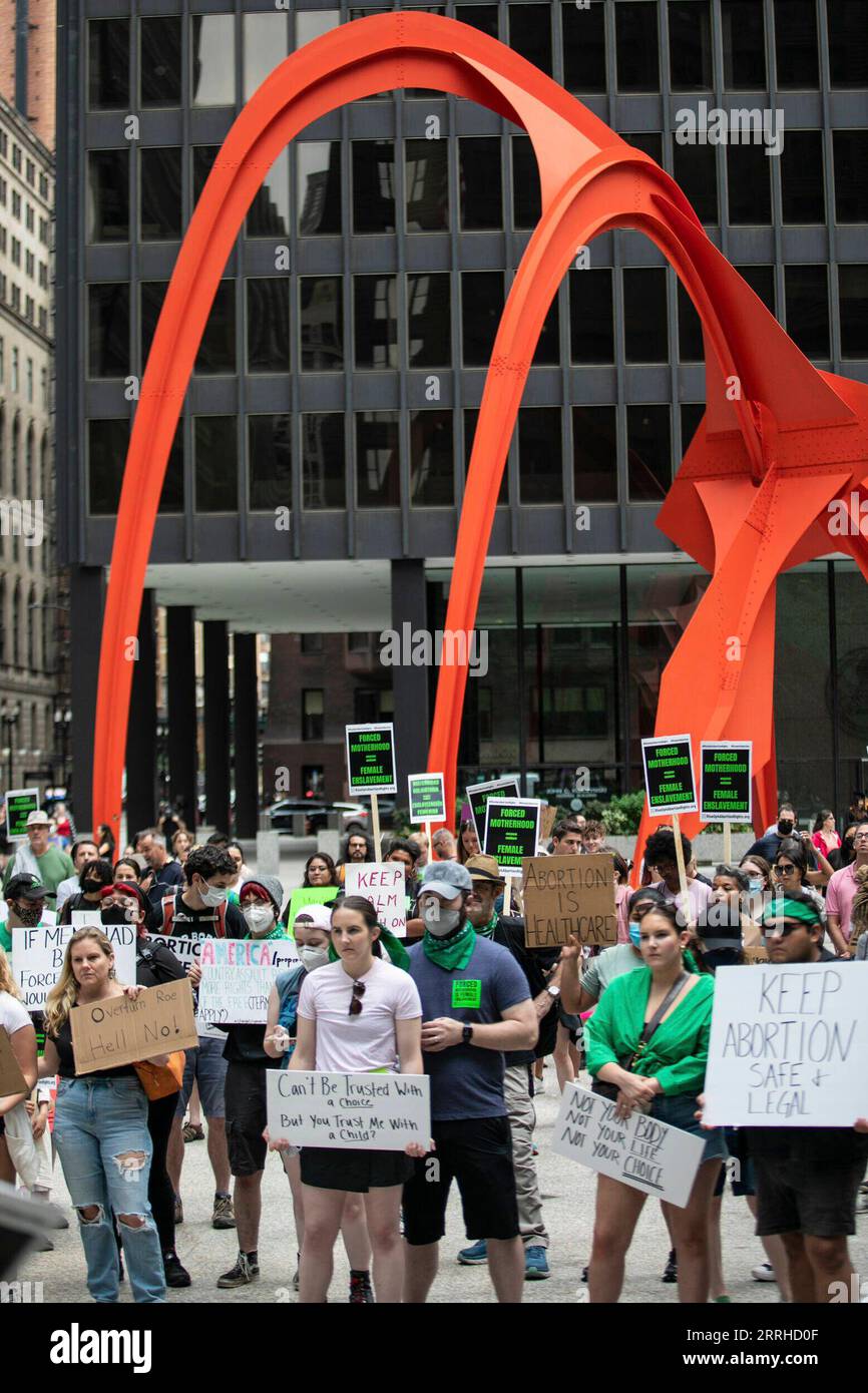 220626 -- CHICAGO, 26. Juni 2022 -- Demonstranten versammeln sich am Federal Plaza in Chicago, USA, 25. Juni 2022. Als der Oberste Gerichtshof der Vereinigten Staaten Roe v. Wade, eine richtungsweisende Entscheidung aus dem Jahr 1973, mit der ein verfassungsmäßiges Recht auf Abtreibung begründet wurde, stürzte eine Welle von Protesten und Empörung über das Land. Foto von /Xinhua U.S.-CHICAGO-ABORTION RIGHTS-PROTEST VincentxD.xJohnson PUBLICATIONxNOTxINxCHN Stockfoto