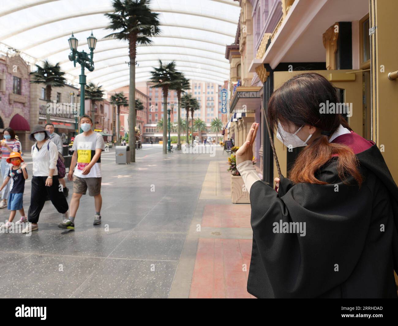 220625 -- PEKING, 25. Juni 2022 -- Ein Mitarbeiter begrüßt Touristen im Universal Beijing Resort in Peking, Hauptstadt von China, 25. Juni 2022. Das Universal Beijing Resort nahm am Samstag seinen Betrieb wieder auf, da das COVID-19-Wiederaufleben in der Stadt nachlässt. CHINA-BEIJING-UNIVERSAL BEIJING RESORT-WIEDERAUFNAHME CN JUXHUANZONG PUBLICATIONXNOTXINXCHN Stockfoto