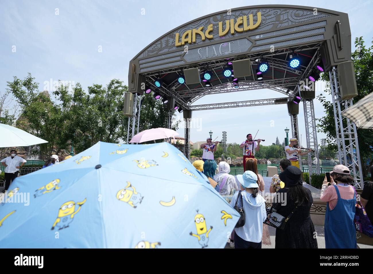 220625 -- PEKING, 25. Juni 2022 -- Touristen besuchen das Universal Beijing Resort in Peking, Hauptstadt von China, 25. Juni 2022. Das Universal Beijing Resort nahm am Samstag seinen Betrieb wieder auf, da das COVID-19-Wiederaufleben in der Stadt nachlässt. CHINA-BEIJING-UNIVERSAL BEIJING RESORT-WIEDERAUFNAHME CN JUXHUANZONG PUBLICATIONXNOTXINXCHN Stockfoto