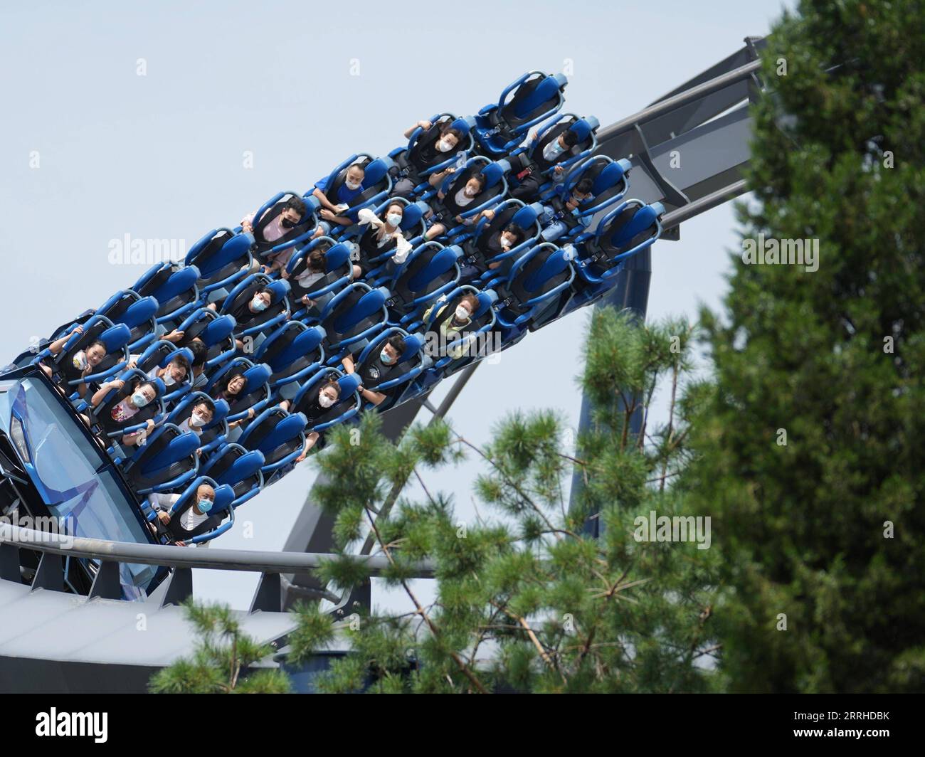 220625 -- PEKING, 25. Juni 2022 -- Touristen haben Spaß im Universal Beijing Resort in Peking, Hauptstadt von China, 25. Juni 2022. Das Universal Beijing Resort nahm am Samstag seinen Betrieb wieder auf, da das COVID-19-Wiederaufleben in der Stadt nachlässt. CHINA-BEIJING-UNIVERSAL BEIJING RESORT-WIEDERAUFNAHME CN JUXHUANZONG PUBLICATIONXNOTXINXCHN Stockfoto