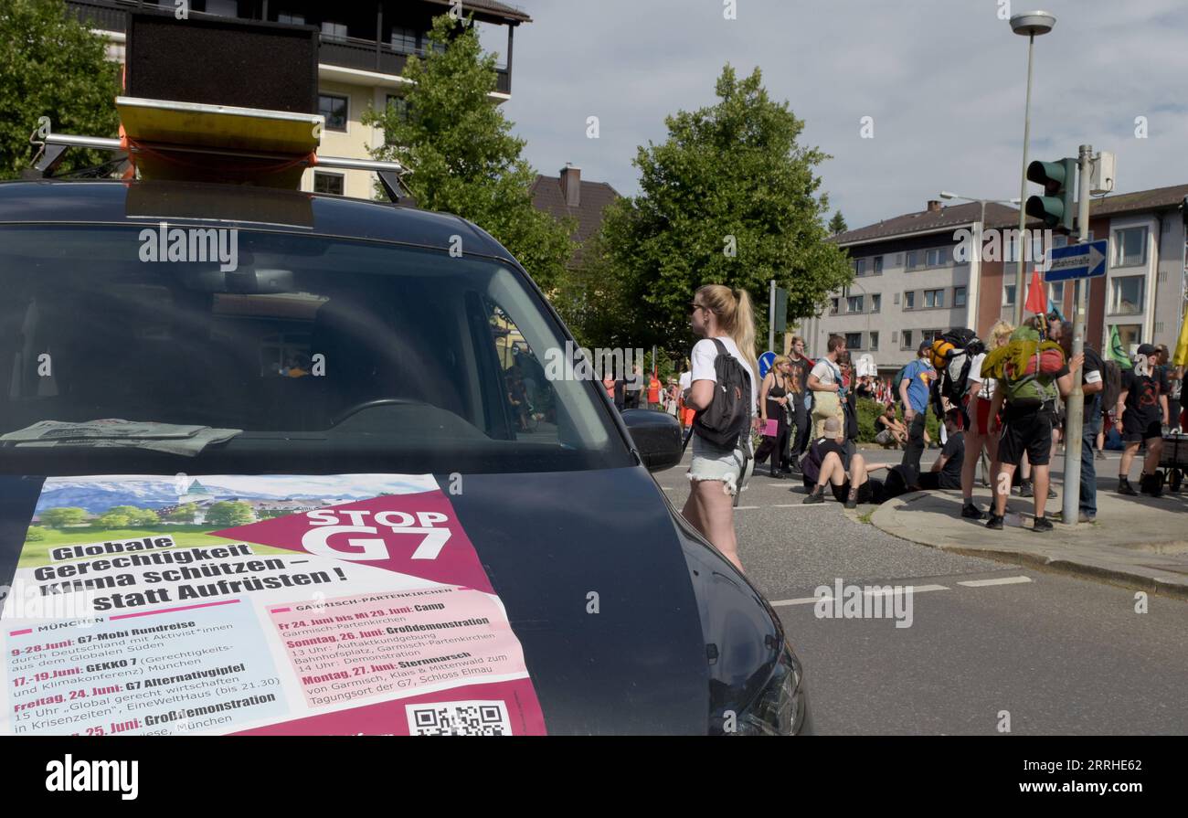 220627 -- GARMISCH-PARTENKIRCHEN, 27. Juni 2022 -- Menschen nehmen an einem Protest in Garmisch-Partenkirchen, 26. Juni 2022, Teil. Der dreitägige G7-Gipfel wurde hier am Sonntag eröffnet, als Hunderte von Menschen in der süddeutschen Stadt auf die Straße gingen. DEUTSCHLAND-GARMISCH-PARTENKIRCHEN-G7 GIPFELPROTEST GUOXCHEN PUBLICATIONXNOTXINXCHN Stockfoto