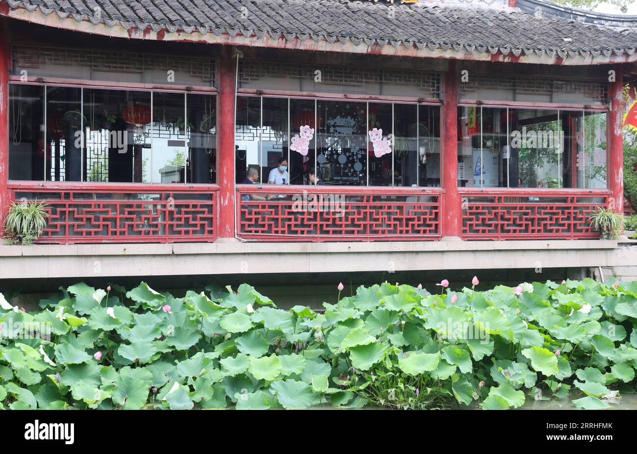 220629 -- SHANGHAI, 29. Juni 2022 -- Eine Kellnerin bedient Kunden in einem Teehaus im Bezirk Minhang im ostchinesischen Shanghai, 29. Juni 2022. Chinas Finanzzentrum Shanghai nimmt allmählich ab Mittwoch die Restaurantbesuche wieder auf, da die COVID-19-Epidemie in der Stadt nachgelassen hat. CHINA-SHANGHAI-DINE-IN SERVICE-WIEDERAUFNAHME CN FANGXZHE PUBLICATIONXNOTXINXCHN Stockfoto