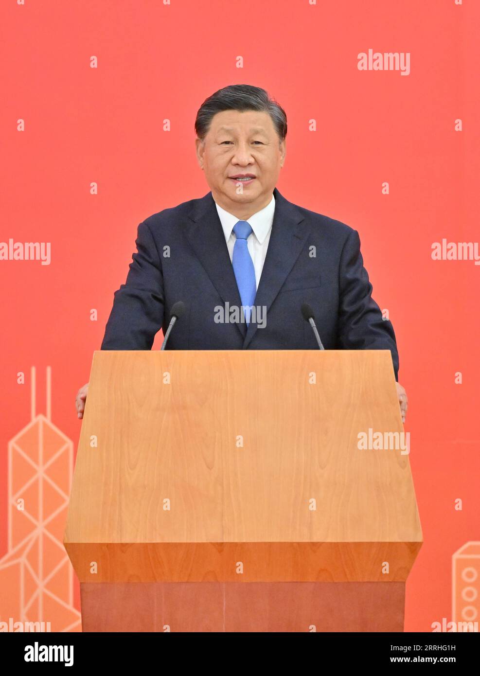 220630 -- HONGKONG, 30. Juni 2022 -- der chinesische Präsident Xi Jinping gratuliert den Hongkonger Landsleuten und spricht seine besten Wünsche aus anlässlich des 25. Jahrestages der Rückkehr Hongkongs ins Mutterland nach seiner Ankunft in Hongkong, Südchina, am 30. Juni 2022. XI, auch Generalsekretär des Zentralkomitees der Kommunistischen Partei Chinas und Vorsitzender der Zentralen Militärkommission, traf am Donnerstagnachmittag mit dem Zug in Hongkong ein. XI wird an einem Treffen teilnehmen, auf dem der 25. Jahrestag der Rückkehr Hongkongs ins Mutterland und die Eröffnungszeremonie der sechsten Amtszeit gefeiert werden Stockfoto