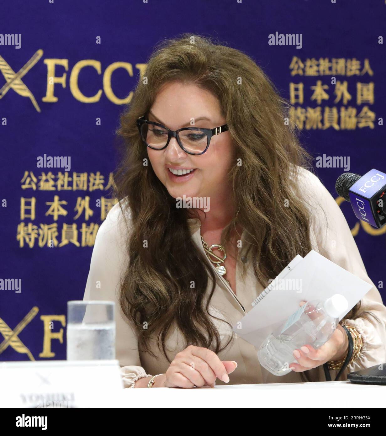 220630 -- TOKIO, 30. Juni 2022 -- die britische Sopranistin Sarah Brightman blickt auf eine Pressekonferenz im Foreign Correspondents Club of Japan FCCJ in Tokio, Japan, am 30. Juni 2022. Auf der Konferenz sagte sie, dass der Gesang bei der Eröffnungszeremonie der Olympischen Spiele 2008 in Peking der Höhepunkt ihres Lebens sei. UM MIT Brightman ZU GEHEN sagt Singen bei der Eröffnungszeremonie der Olympischen Spiele in Peking Höhepunkt des Lebens SPJAPAN-TOKYO-SARAH BRIGHTMAN-PRESSE KONFERENZ-OLYMPICS WangxZijiang PUBLICATIONxNOTxINxCHN Stockfoto