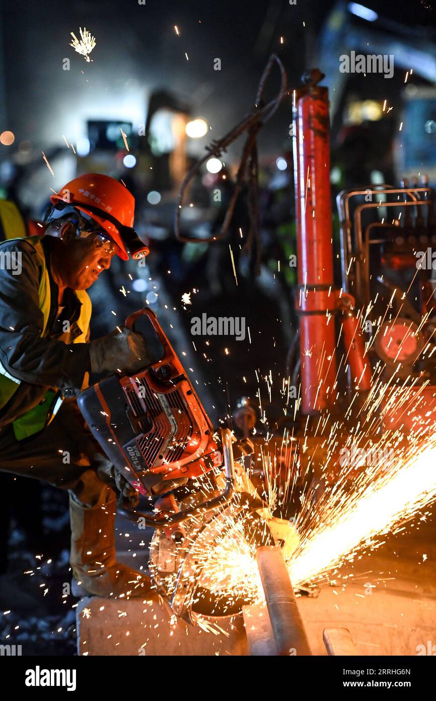 220629 -- ÜRÜMQI, 29. Juni 2022 -- Ein Mitarbeiter arbeitet auf der Baustelle des Diwopu-Bahnhofs in der nordwestchinesischen autonomen Region Xinjiang Uygur, 29. Juni 2022. Der Bahnhof Diwopu wurde am 29. Juni in Betrieb genommen und war ein Meilenstein für den Ausbau einer Eisenbahn, die den Nordbahnhof von Ürümqi mit dem Bergbaugebiet Jiangjunmiao verbindet. Die Eisenbahn ist eine Arterie des Kohletransports. Die Kapazität für den Einwegfrachtverkehr wird nach Abschluss der Erweiterung von 50 Millionen Tonnen auf 100 Millionen Tonnen verdoppelt. CHINA-XINJIANG-RAILWAY-CONSTRUCTION CN DingxLei PUBLICATIONXN Stockfoto