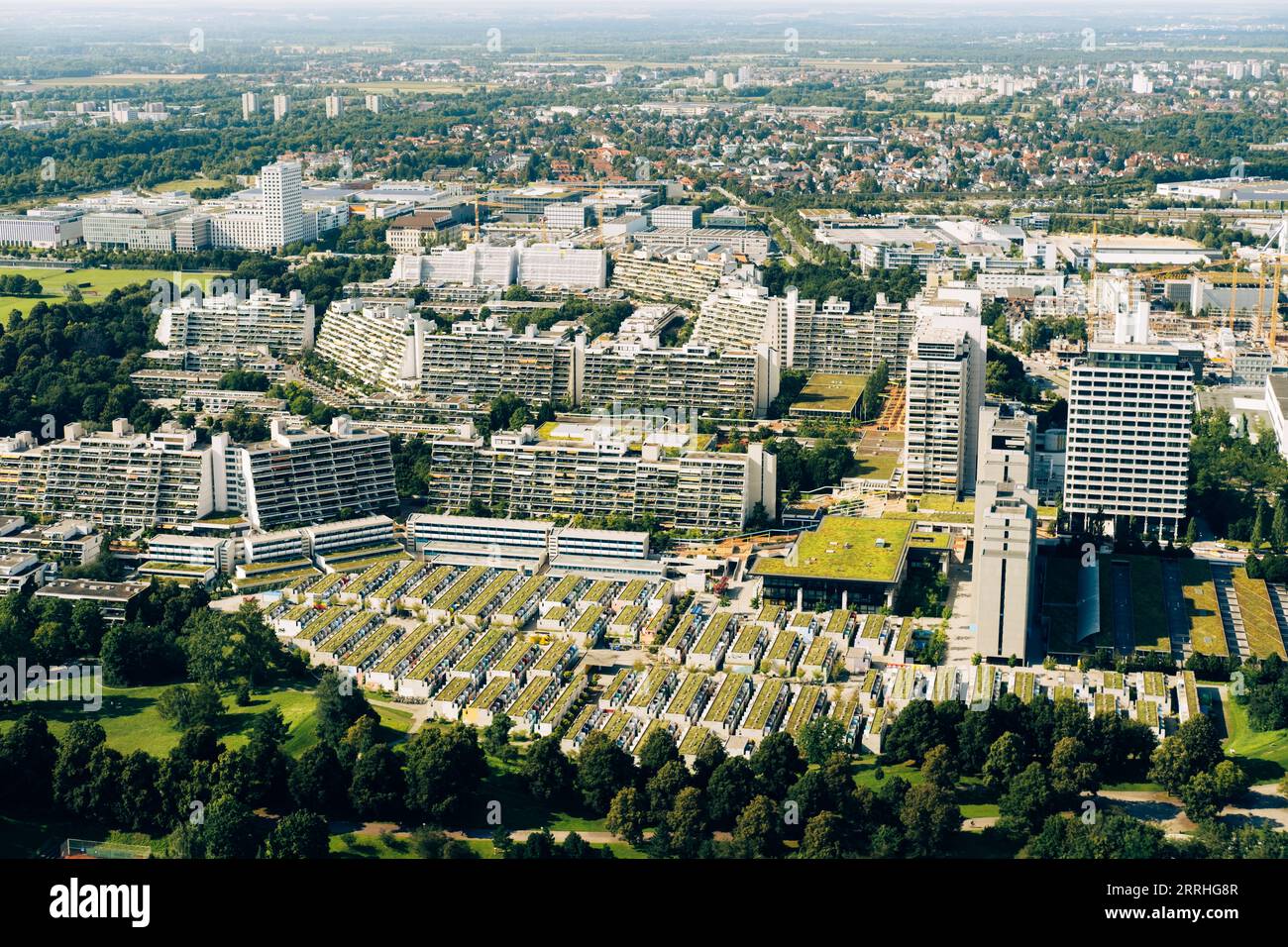 Das gesamte Olympische Dorf und der Rest Münchens vom Olympiasturm aus gesehen Stockfoto