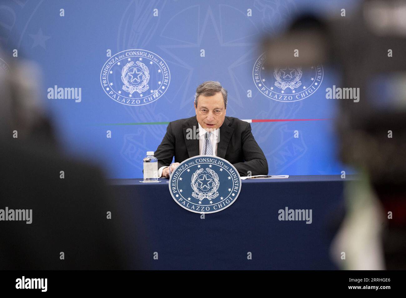 220630 -- ROM, 30. Juni 2022 -- der italienische Premierminister Mario Draghi spricht während einer Pressekonferenz in Rom, Italien, am 30. Juni 2022. Das italienische Ministerkabinett hat am Donnerstag eine Maßnahme genehmigt, die Steuersenkungen und Finanzierung von Erdgas in Milliardenhöhe vorsieht, da die Regierung sich dafür einsetzt, die wirtschaftlichen Auswirkungen der steigenden Kraftstoffpreise zu verringern. STR/Xinhua ITALIEN-ROM-PM-ENERGIEPREISE-BEIHILFEPAKET Stringer PUBLICATIONxNOTxINxCHN Stockfoto