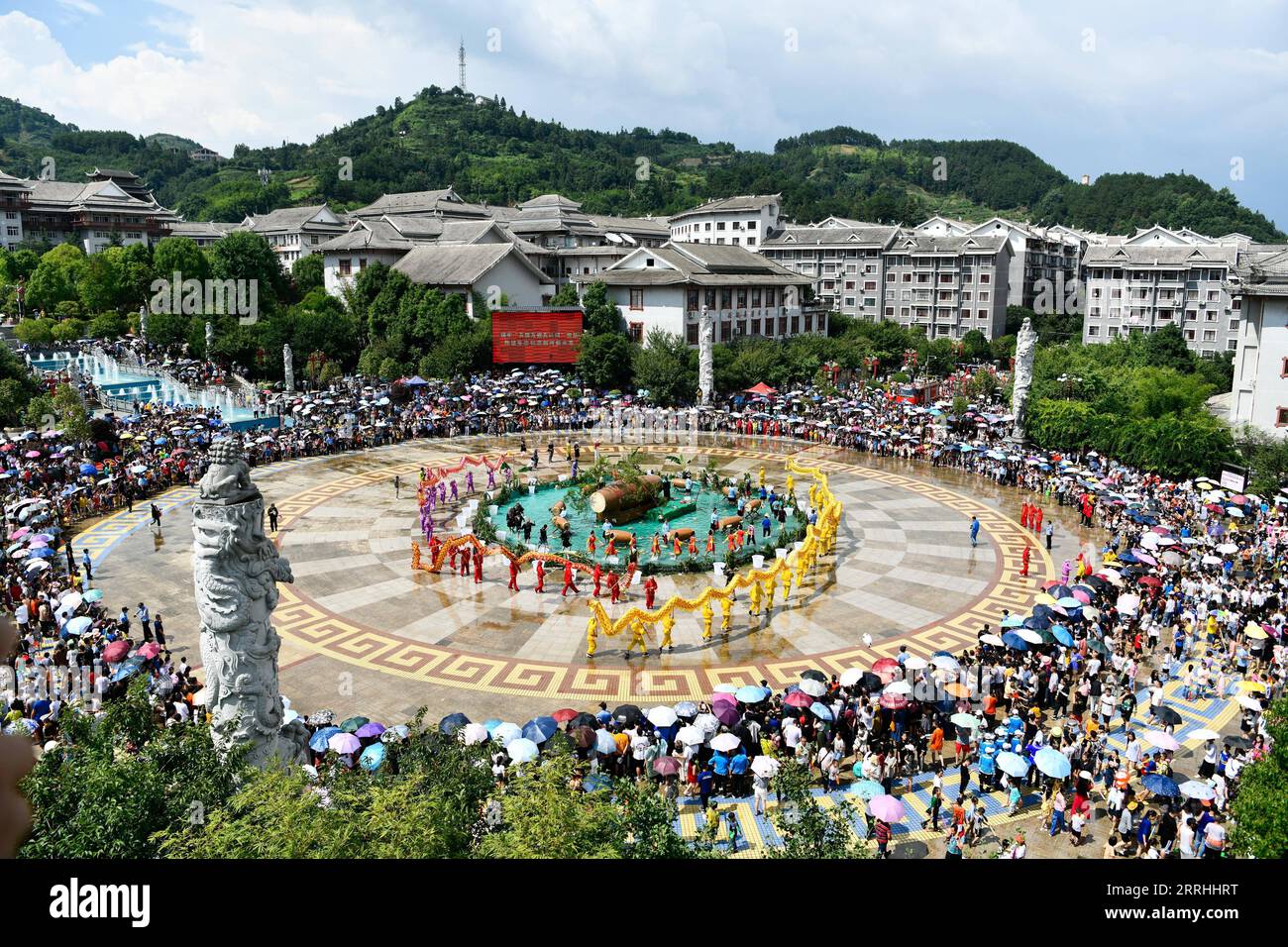 220702 -- JIANHE, 2. Juli 2022 -- Menschen führen Drachentanz unter Wasser auf, um Liuyueliu zu feiern, ein ethnisches Festival, in Jianhe County von Qiandongnan Miao und Dong Autonome Präfektur, Südwestchinas Provinz Guizhou, 2. Juli 2022. Die jährliche Feier des ethnischen Festivals liuyueliu dauert vom 2. Bis 5. Juli hier im Jianhe County. Lokale Menschen verschiedener ethnischer Gruppen nehmen an Aktivitäten wie Drachentanz sowie Volksgesang und -Tanz während der Feier Teil. CHINA-GUIZHOU-JIANHE-ETHNIC FESTIVAL CN YANGXWENBIN PUBLICATIONXNOTXINXCHN Stockfoto