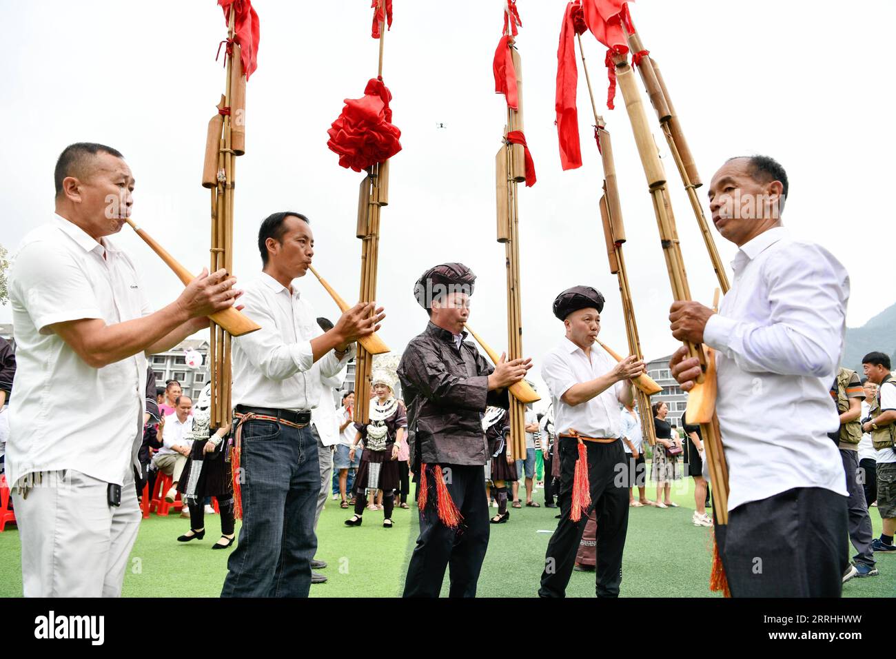 220702 -- JIANHE, 2. Juli 2022 -- die Leute spielen Lusheng, ein traditionelles Rohr-Blasinstrument, um Liuyueliu zu feiern, ein ethnisches Festival, in Jianhe County von Qiandongnan Miao und Dong Autonome Präfektur, Südwestchinas Provinz Guizhou, 2. Juli 2022. Die jährliche Feier des ethnischen Festivals liuyueliu dauert vom 2. Bis 5. Juli hier im Jianhe County. Lokale Menschen verschiedener ethnischer Gruppen nehmen an Aktivitäten wie Drachentanz sowie Volksgesang und -Tanz während der Feier Teil. CHINA-GUIZHOU-JIANHE-ETHNIC FESTIVAL CN YANGXWENBIN PUBLICATIONXNOTXINXCHN Stockfoto