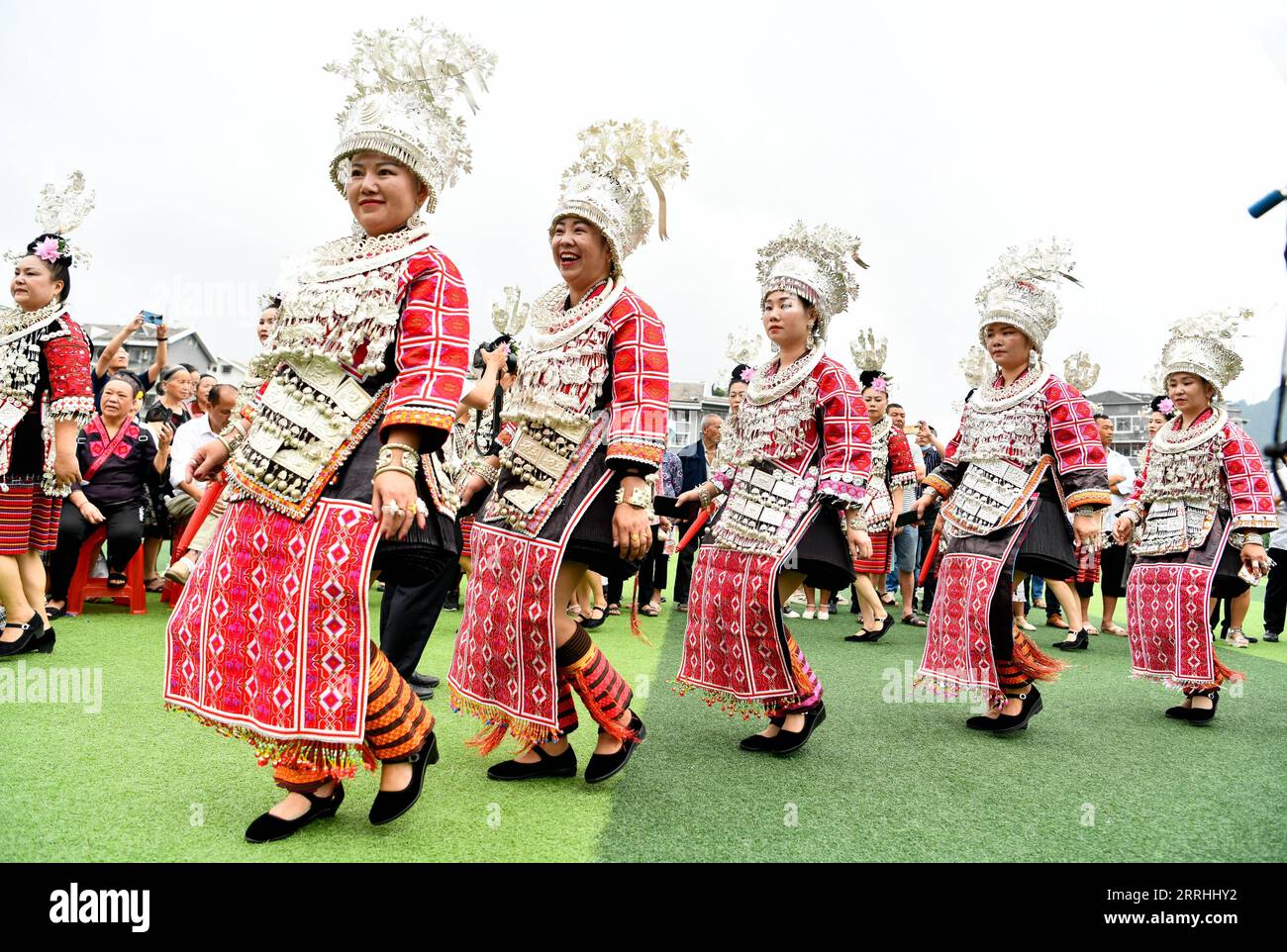 220702 -- JIANHE, 2. Juli 2022 -- Frauen führen Volkstanz während der Aktivitäten auf, um Liuyueliu zu feiern, ein ethnisches Festival, in Jianhe County von Qiandongnan Miao und Dong Autonome Präfektur, Südwestchinas Provinz Guizhou, 2. Juli 2022. Die jährliche Feier des ethnischen Festivals liuyueliu dauert vom 2. Bis 5. Juli hier im Jianhe County. Lokale Menschen verschiedener ethnischer Gruppen nehmen an Aktivitäten wie Drachentanz sowie Volksgesang und -Tanz während der Feier Teil. CHINA-GUIZHOU-JIANHE-ETHNIC FESTIVAL CN YANGXWENBIN PUBLICATIONXNOTXINXCHN Stockfoto