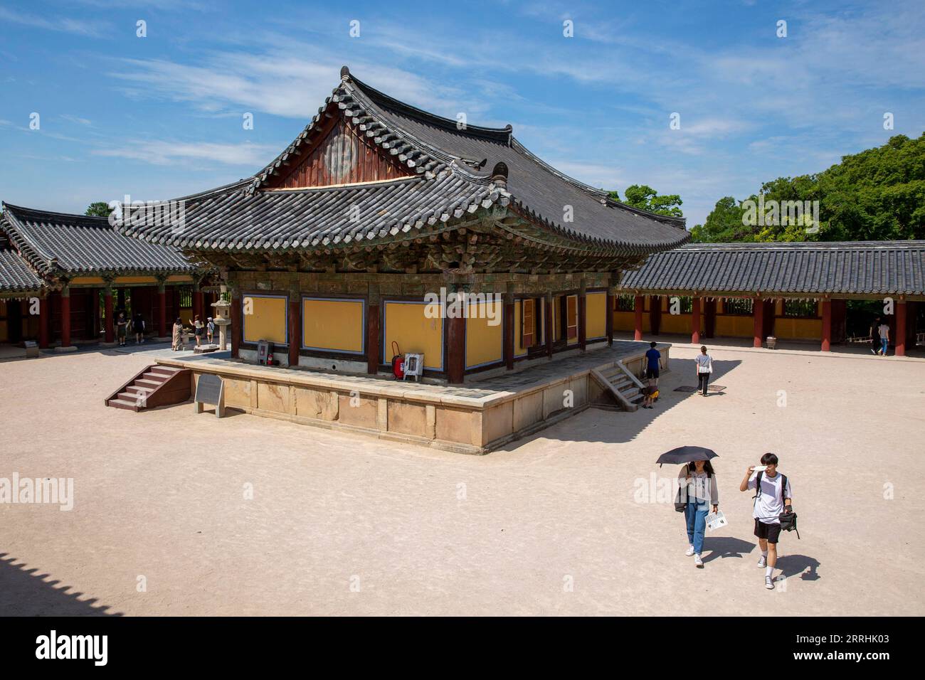 220703 -- GYEONGJU, 3. Juli 2022 -- Menschen besuchen den Komplex am Bulguksa Tempel, ein UNESCO-Weltkulturerbe in Gyeongju, Südkorea, 3. Juli 2022. SÜDKOREA-GYEONGJU-BULGUKSA-TEMPEL WangxYiliang PUBLICATIONxNOTxINxCHN Stockfoto