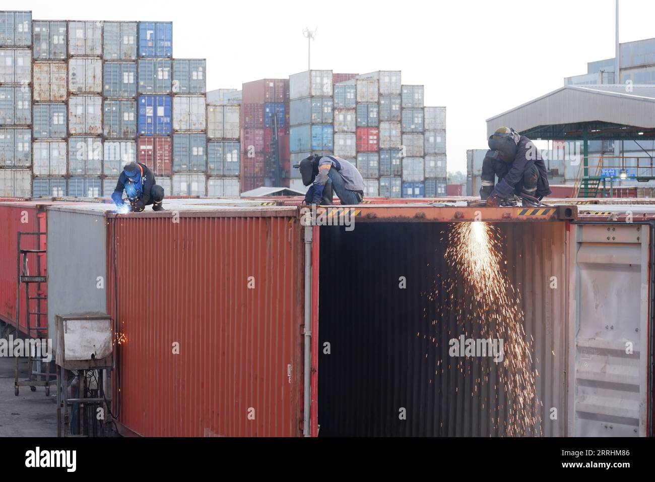 Arbeiter schneidet Stahlblech durch Gasschneiden, Reparatur Container Box Job Stockfoto