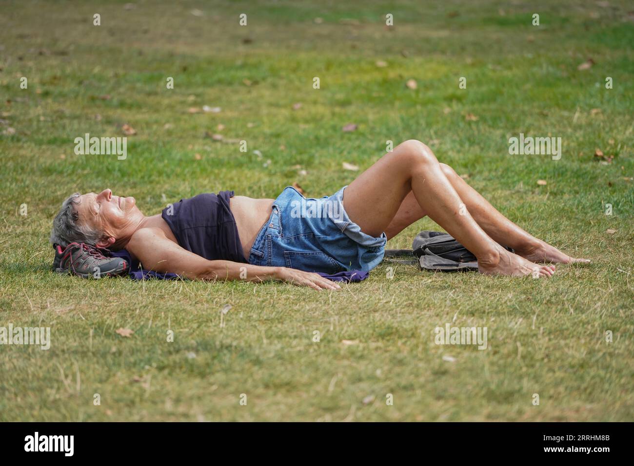 London UK. 8 . September 2023 . Eine Frau sonnt sich in Saint James an einem heißen und feuchten Tag in London, während die Hitzewelle andauert und die Temperaturen auf 32 °C geschätzt werden. Credit amer ghazzal/Alamy Live News Stockfoto