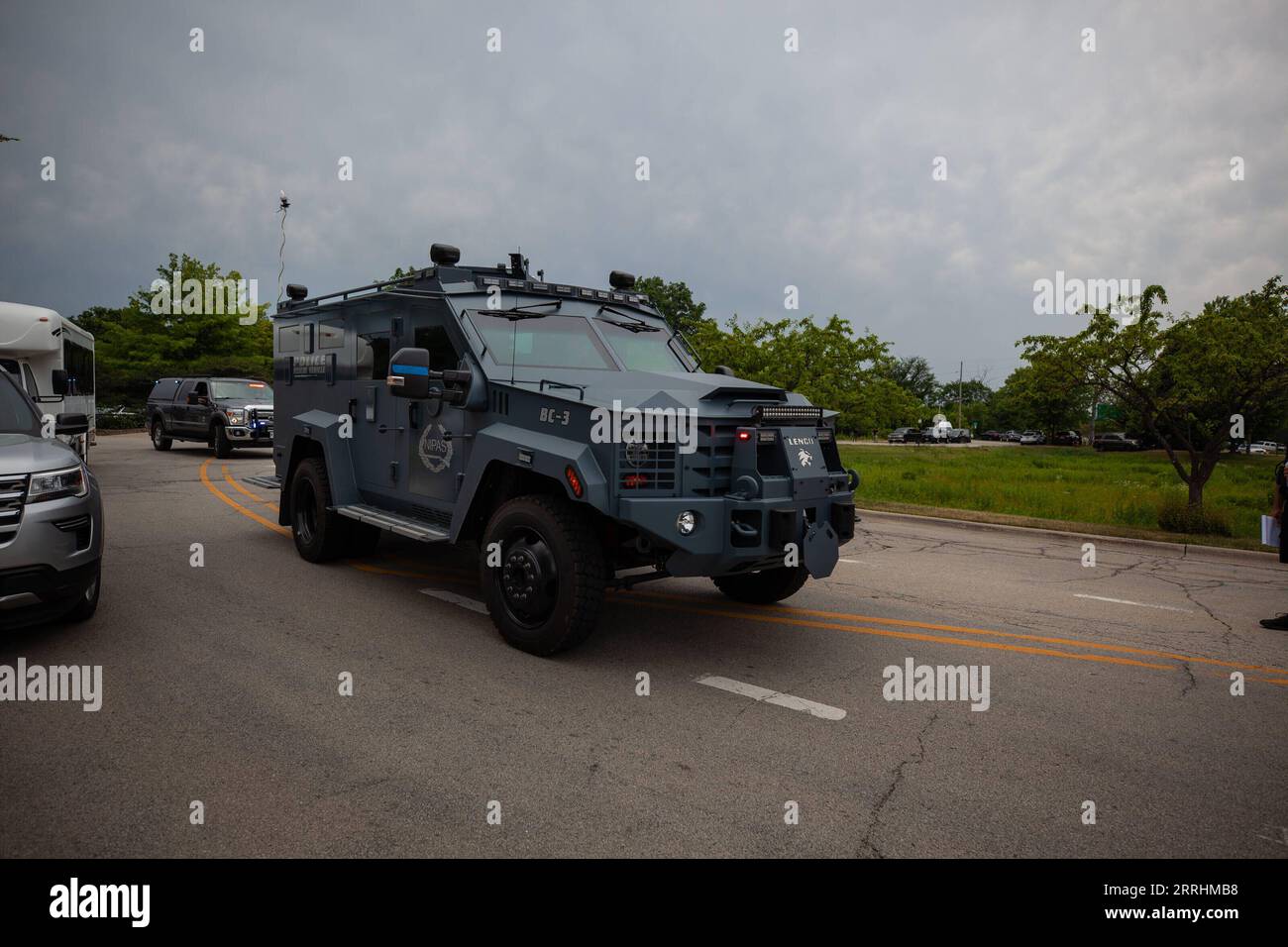 220705 -- HIGHLAND PARK, 5. Juli 2022 -- Ein Polizeifahrzeug fährt auf den Schauplatz einer Massenschießung in Highland Park, Illinois, USA, 4. Juli 2022. Sechs Personen wurden bei einer Massenschießung bei einer Parade zum Unabhängigkeitstag am Montagmorgen im Highland Park in den nördlichen Vororten von Chicago, Illinois, getötet. Foto von /Xinhua U.S.-HIGHLAND PARK-UNABHÄNGIGKEITSTAG-PARADE-SHOOTING VincentxJohnson PUBLICATIONxNOTxINxCHN Stockfoto