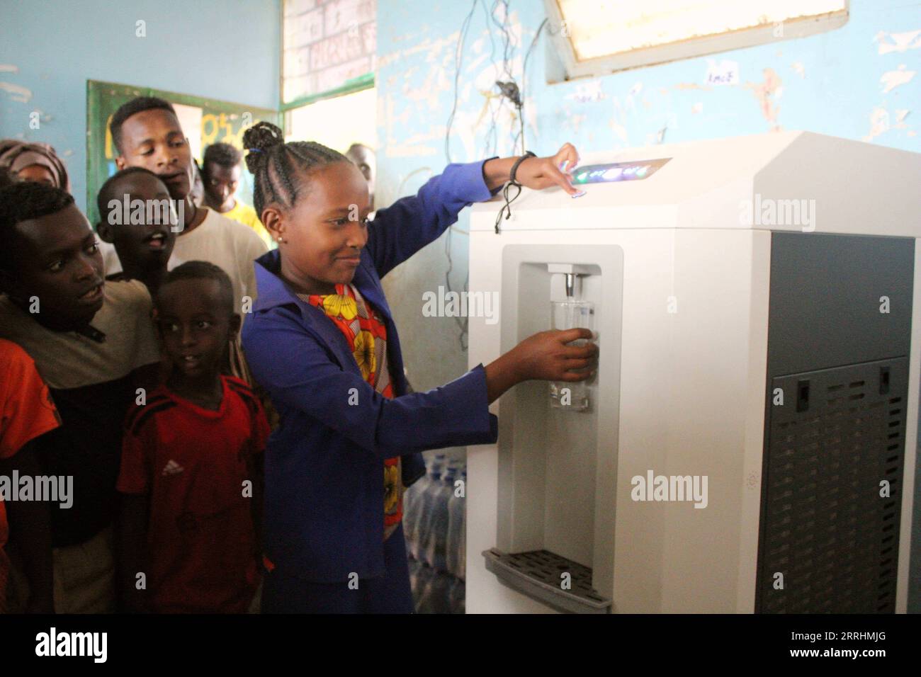 220704 -- SNNPR ÄTHIOPIEN, 4. Juli 2022 -- ein äthiopischer Grundschüler erhält sauberes Wasser von einem Luft-Wasser-Generator, der am 22. Juni 2022 von chinesischen Organisationen in der südlichen Nationen, Nationalitäten und Völker-Region, Äthiopien, gespendet wurde. Chinesische Organisationen haben dringend benötigte Einrichtungen für sauberes und sanitäres Wasser an ausgewählte Grundschulen in Südäthiopien verteilt. STR/Xinhua ETHIOPIA-SNNPR-PRIMARY SCHOOL-CHINA-CLEAN WATER FACILITIES-DONATION Stringer PUBLICATIONxNOTxINxCHN Stockfoto