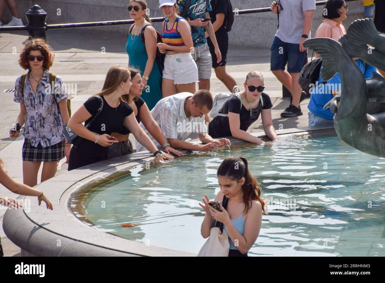 London, England, Großbritannien. September 2023. Die Leute kühlen sich an den Springbrunnen am Trafalgar Square ab, da Großbritannien die längste Hitzewelle im September erlebt, die es je gab. (Bild: © Vuk Valcic/ZUMA Press Wire) NUR REDAKTIONELLE VERWENDUNG! Nicht für kommerzielle ZWECKE! Stockfoto