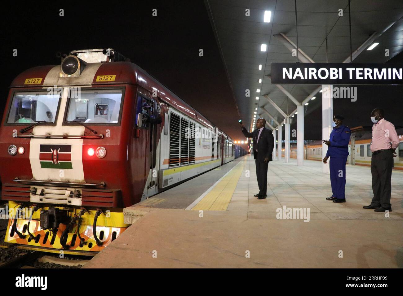 220705 -- NAIROBI, 5. Juli 2022 -- Foto aufgenommen am 5. Januar 2022 zeigt einen Tee-Export-Sonderzug der Mombasa-Nairobi Standard Gauge Railway SGR in Nairobi, Kenia. Nach Angaben von Afristar hat die Mombasa-Nairobi Standard Gauge Railway SGR in den letzten fünf Jahren mehr als 1,7 Millionen TEU Container transportiert. Zusätzlich verkehrt die Mombasa-Nairobi SGR täglich 16 Güterzüge. KENYA-MOMBASA-NAIROBI-EISENBAHN-GÜTERVERKEHR XINHUA PUBLICATIONXNOTXINXCHN Stockfoto
