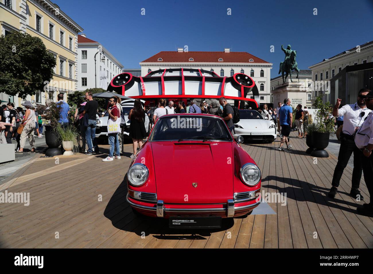 München, Deutschland. September 2023. Auf der Internationalen Automobil-Ausstellung 2023, offiziell bekannt als die IAA MOBILITY 2023, in München, 8. September 2023, werden Porsche-Fahrzeuge vorgestellt. Die IAA MOBILITY 2023, eine der weltweit größten Mobilitätsmessen, findet vom 5. Bis 10. September in der süddeutschen Stadt München statt. Quelle: Zhang Fan/Xinhua/Alamy Live News Stockfoto