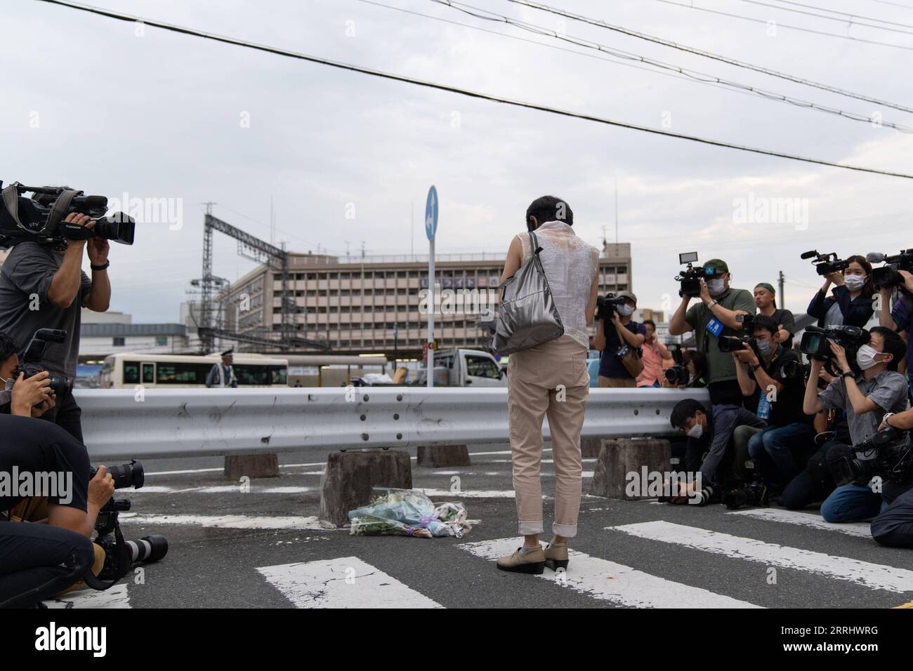 220708 -- NARA, 8. Juli 2022 -- Ein Bürger trauert an dem Ort, an dem der frühere japanische Premierminister Shinzo Abe am 8. Juli 2022 in Nara, Japan, erschossen wurde. Der ehemalige japanische Premierminister Shinzo Abe wurde am Freitag für tot erklärt, nachdem er zweimal von einem ehemaligen MSDF-Mitarbeiter der Selbstverteidigungsstreitkräfte erschossen wurde, während er eine Rede in der westlichen Präfektur Nara hielt. Abe, 67, starb um 17:03 Uhr Ortszeit, sagte das Krankenhaus, das den ehemaligen Premierminister empfangen hatte, auf einer Pressekonferenz am Nachmittag. JAPAN-SHINZO ABE-GUNSHOT-DEATH ZhangxXiaoyu PUBLICATIONxNOTxINxCHN Stockfoto