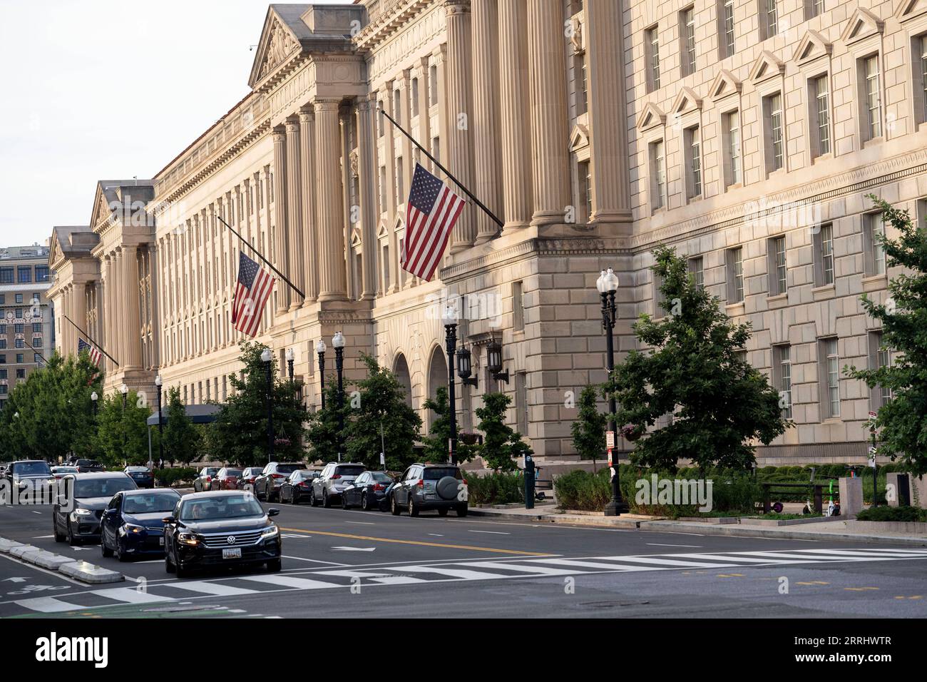 220708 -- WASHINGTON, D.C., 8. Juli 2022 -- Foto aufgenommen am 7. Juli 2022 zeigt das Gebäude des Handelsministeriums in Washington, D.C., USA. Das Handelsdefizit der USA ist im Mai um 1,3 Prozent gesunken, nachdem es im Vormonat deutlich zurückgegangen war und damit das niedrigste Niveau des Jahres erreicht hatte, berichtete das Handelsministerium am Donnerstag. US-HANDELSDEFIZIT-SCHRUMPFUNG LiuxJie PUBLICATIONxNOTxINxCHN Stockfoto