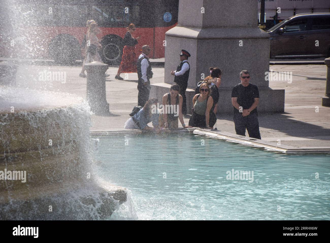 London, Großbritannien. September 2023. Die Leute kühlen sich an den Springbrunnen am Trafalgar Square ab, da Großbritannien die längste Hitzewelle im September erlebt, die es je gab. Quelle: Vuk Valcic/Alamy Live News Stockfoto