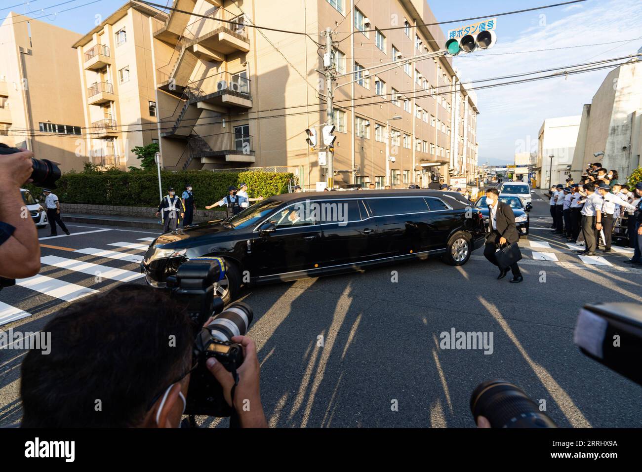 220709 -- NARA JAPAN, 9. Juli 2022 -- Eine Autokolonne, von der angenommen wird, dass sie die Leiche des ehemaligen japanischen Premierministers Shinzo Abe transportiert, verlässt das Nara Medical University Hospital in Nara, Japan, am 9. Juli 2022. Der ehemalige japanische Premierminister Shinzo Abe wurde am Freitag für tot erklärt, nachdem er zweimal von einem ehemaligen MSDF-Mitarbeiter der Selbstverteidigungsstreitkräfte erschossen wurde, während er eine Rede in der westlichen Präfektur Nara hielt. JAPAN-NARA-SHINZO ABE-GUNSHOT-DEATH ZHANGXXIAOYU PUBLICATIONXNOTXINXCHN Stockfoto