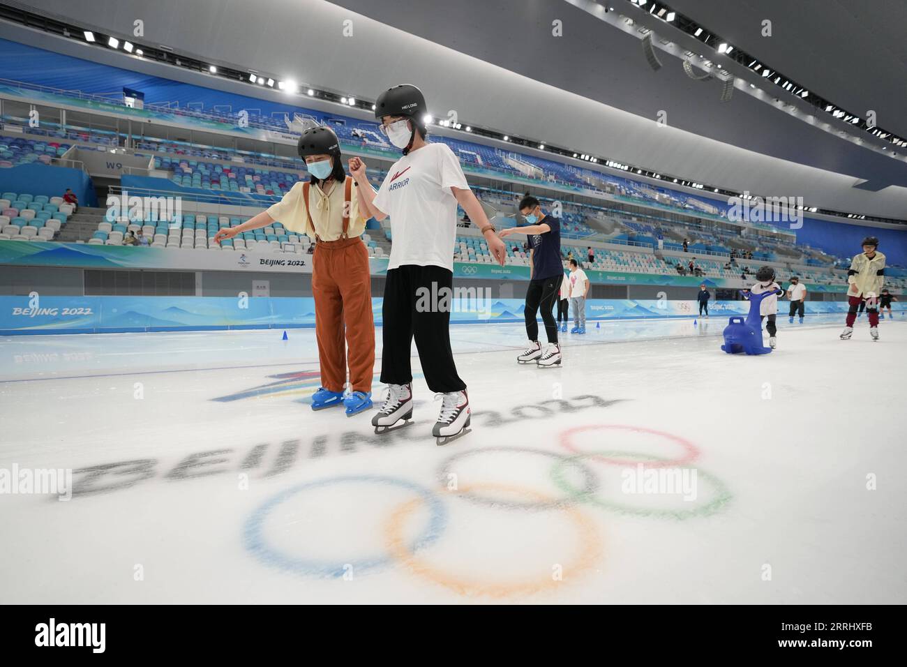 220709 -- PEKING, 9. Juli 2022 -- Touristen skaten beim National Speed Skating Oval in Peking, Hauptstadt von China, 9. Juli 2022. Der National Speed Skating Oval, auch bekannt als Ice Ribbon, wurde am Samstag für die Öffentlichkeit geöffnet. SPCHINA-BEIJING-ICE-BAND-OFFEN FÜR DIE ÖFFENTLICHKEIT JUXHUANZONG PUBLICATIONXNOTXINXCHN Stockfoto