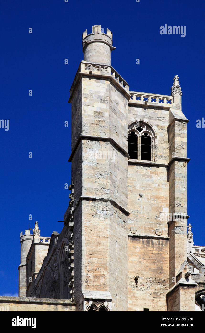 Erzbischofspalast, St. Just und St-Pasteur-Kathedrale. Rathausplatz. Narbonne, Occitanie, Frankreich Stockfoto
