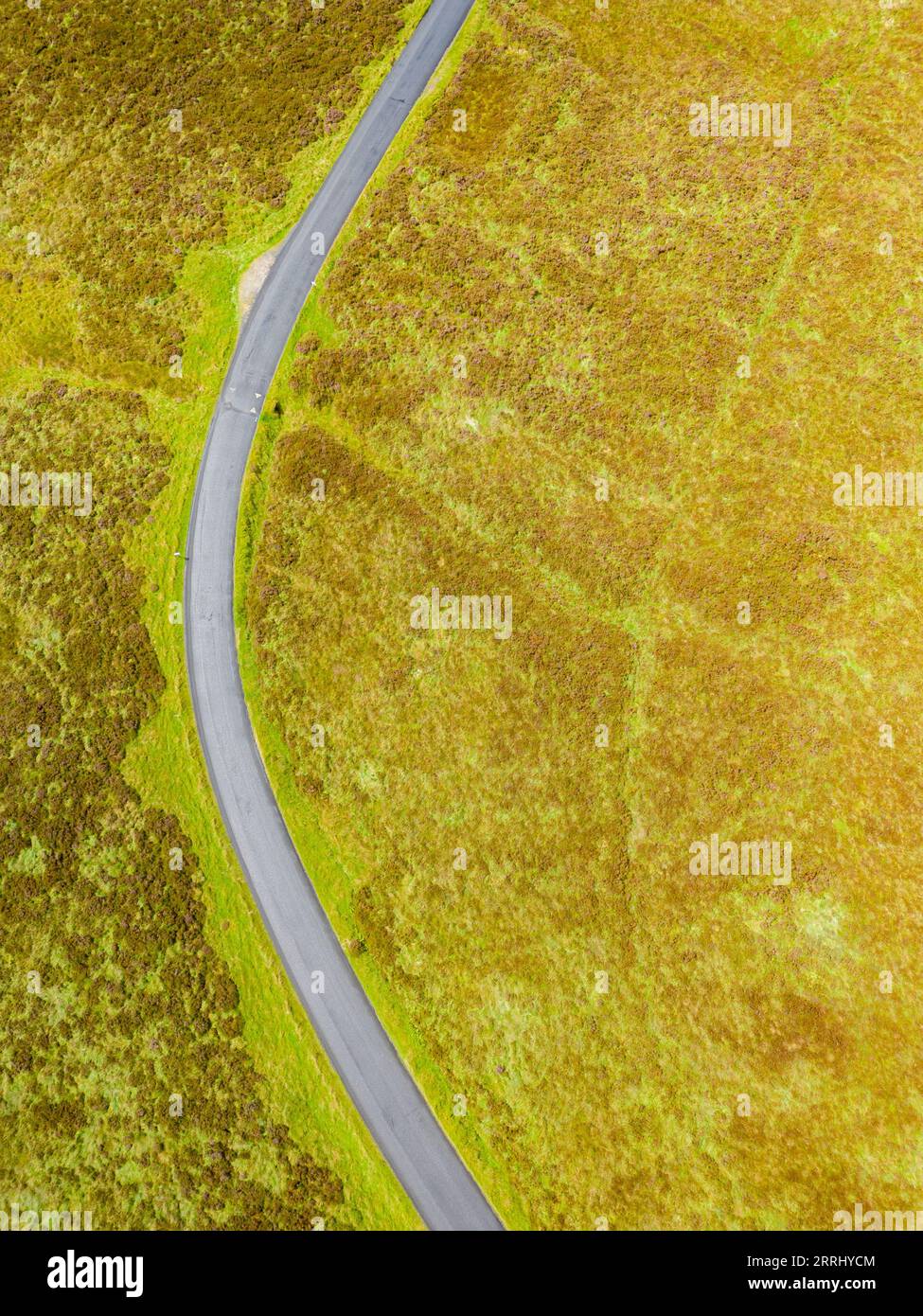 Luftaufnahme von Straßen und Mooren in Sally GAP, Wicklow, Irland Stockfoto