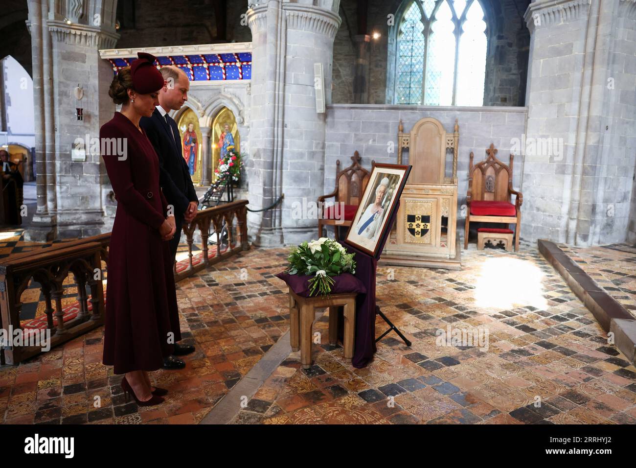 Der Prinz und die Prinzessin von Wales besuchen einen Gottesdienst in der St. Davids Cathedral in Haverfordwest, Pembrokeshire, Westwales, wo sie an das Leben der verstorbenen Königin Elisabeth II. Erinnern, anlässlich des einjährigen Jahrestages ihres Todes. Bilddatum: Freitag, 8. September 2023. Stockfoto
