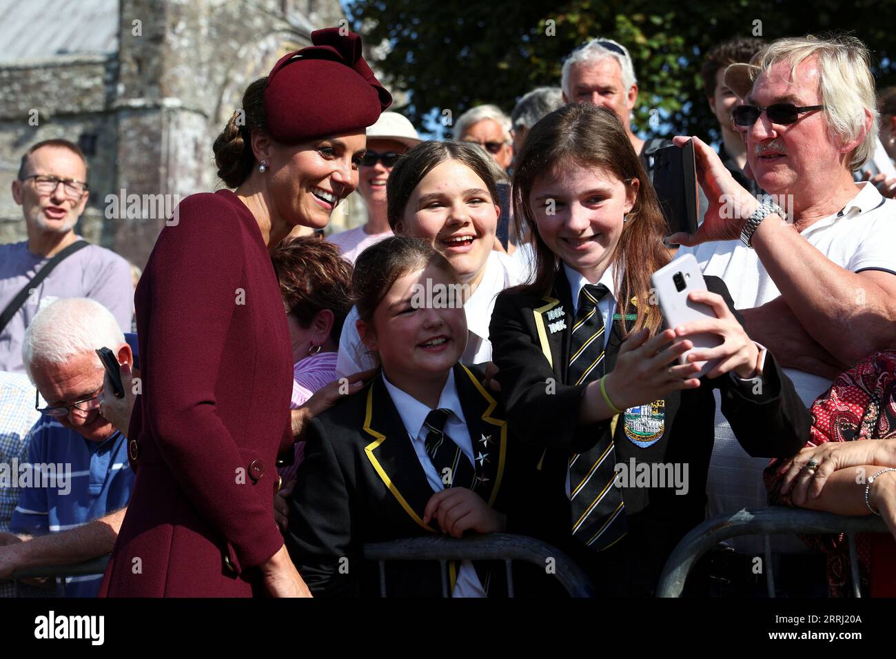 Die Prinzessin von Wales nimmt ein Selfie mit Wohlhabern auf, während sie die St Davids Cathedral, Haverfordwest, Pembrokeshire, West Wales besucht, wo sie mit einem kleinen Privatgottesdienst an das Leben der verstorbenen Königin Elizabeth II. Erinnert, was den einjährigen Jahrestag ihres Todes markiert. Bilddatum: Freitag, 8. September 2023. Stockfoto