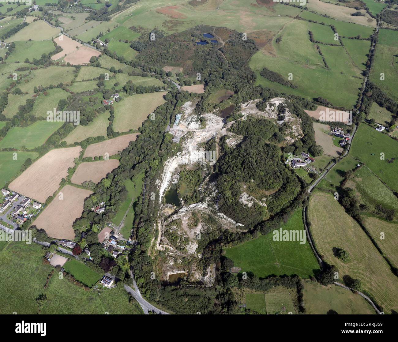 Luftaufnahme eines stillgelegten Steinbruchs in Graianrhyd bei Mold, North Wales Stockfoto