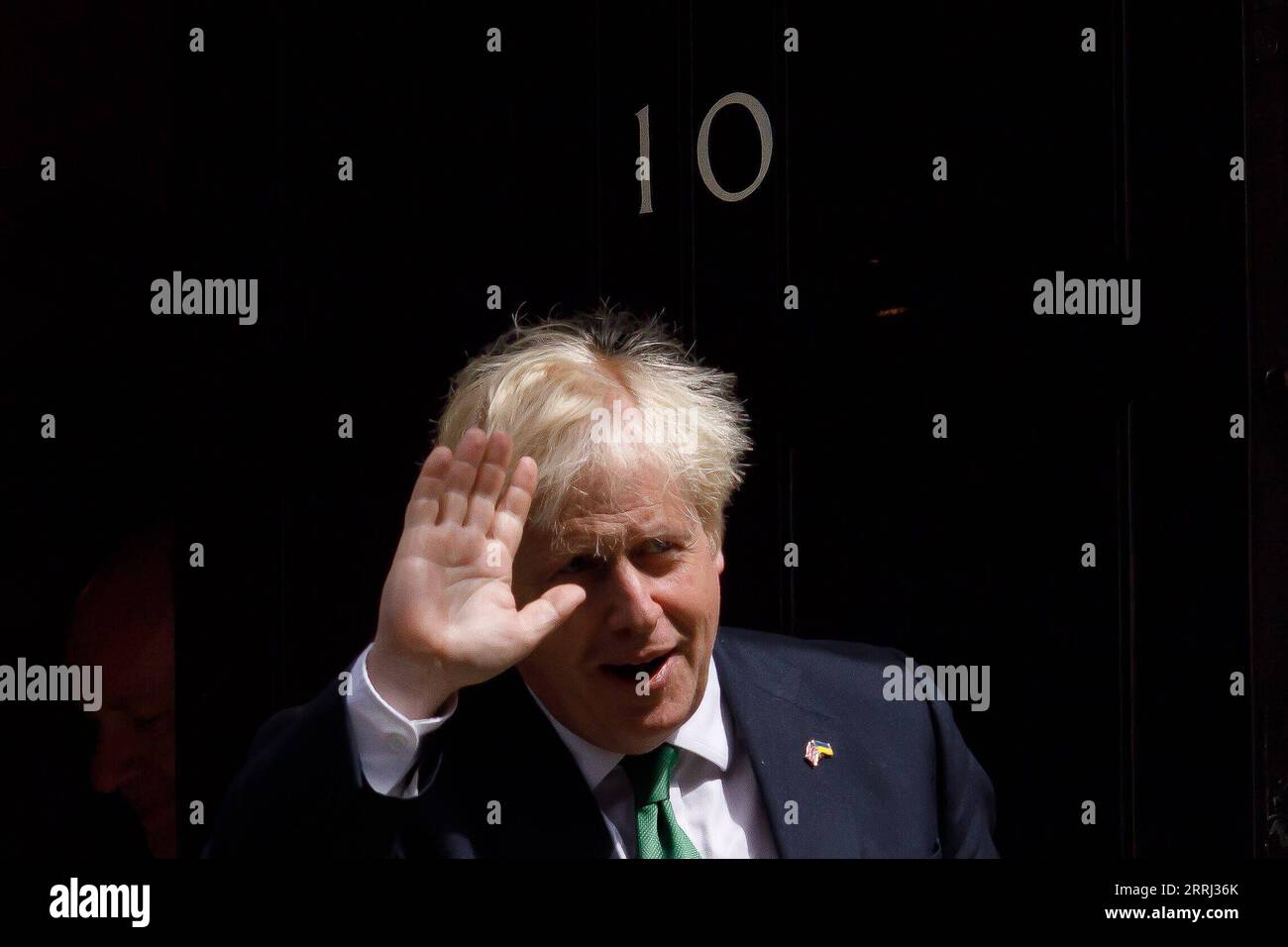 Nachrichten Themen der Woche KW28 220713 -- LONDON, 13. Juli 2022 -- der britische Premierminister Boris Johnson verlässt 10 Downing Street für Fragen des Premierministers in London, Großbritannien, 13. Juli 2022. Boris Johnson trat als britischer Premierminister und Vorsitzender der Conservative Party in einer Erklärung vor dem Land am 7. Juli zurück. Der neue Premierminister des Vereinigten Königreichs, der den Amtsinhaber Boris Johnson ersetzt, wird am 5. September bekannt gegeben, sagte Graham Brady, Vorsitzender des Backbench 1922 Committee der Konservativen Partei, am Montag. Foto: /Xinhua BRITAIN-LONDON-BORIS JOHNSON-PMQ TimxIreland PUBLICAT Stockfoto